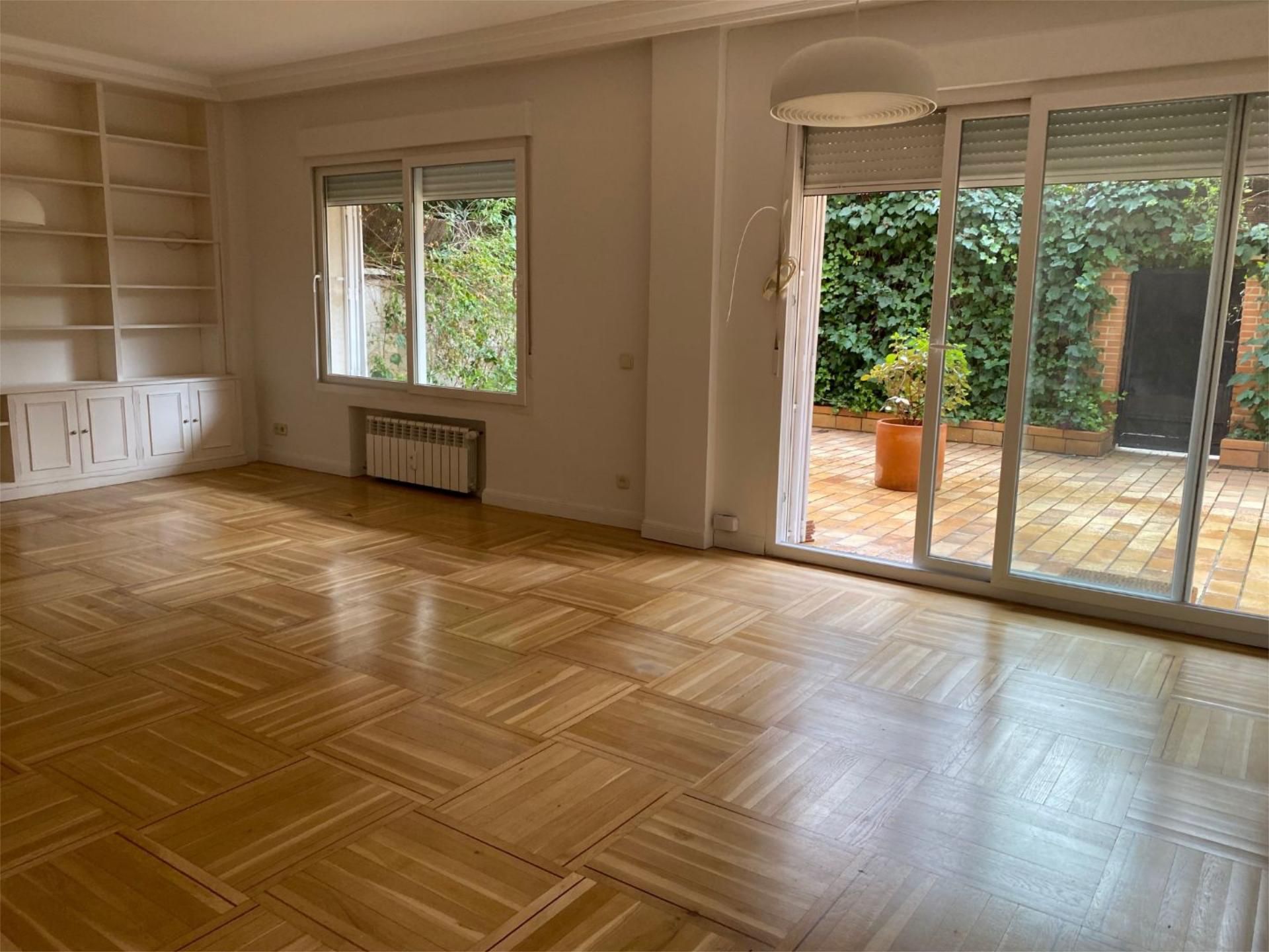 Sala d'estar de Pis de lloguer en  Madrid Capital amb Calefacció, Jardí privat i Parquet