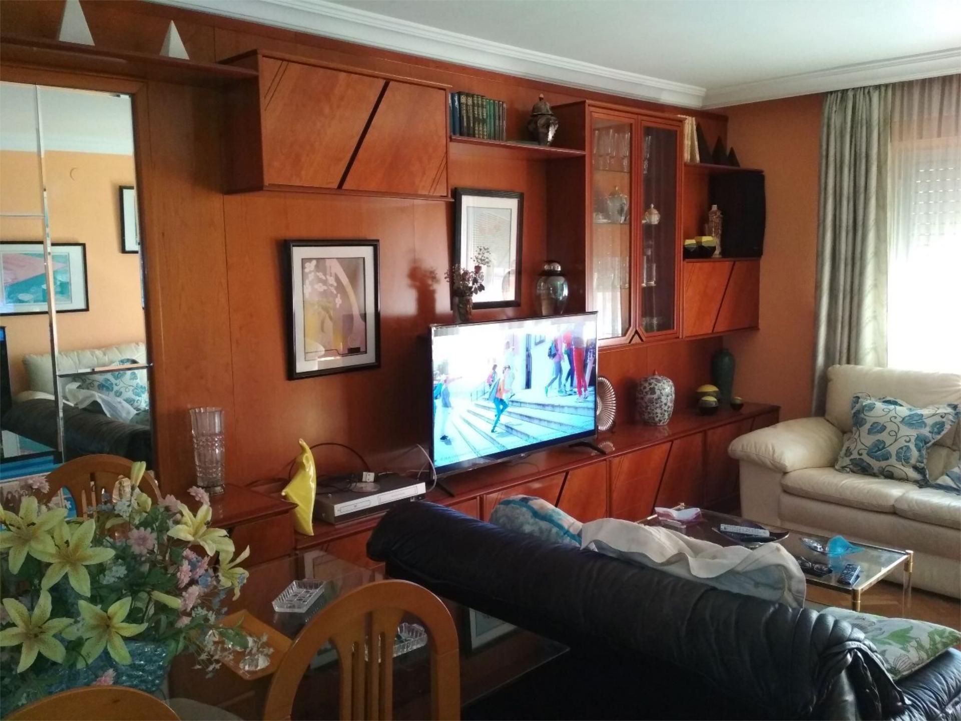 Living room of Flat for rent in Cuenca Capital  with Air Conditioner, Heating and Parquet flooring