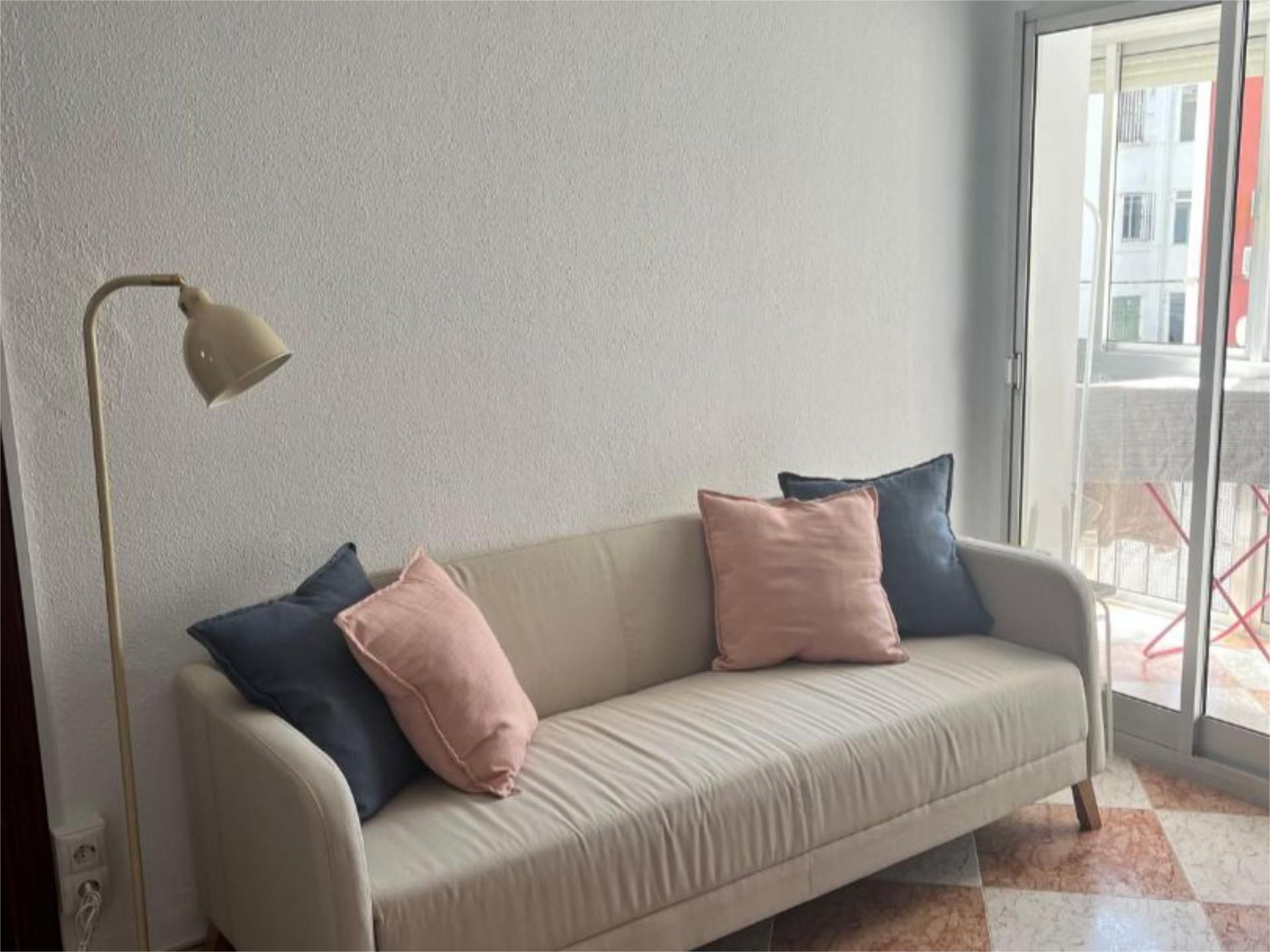 Living room of Flat for share in  Sevilla Capital  with Air Conditioner, Furnished and Balcony