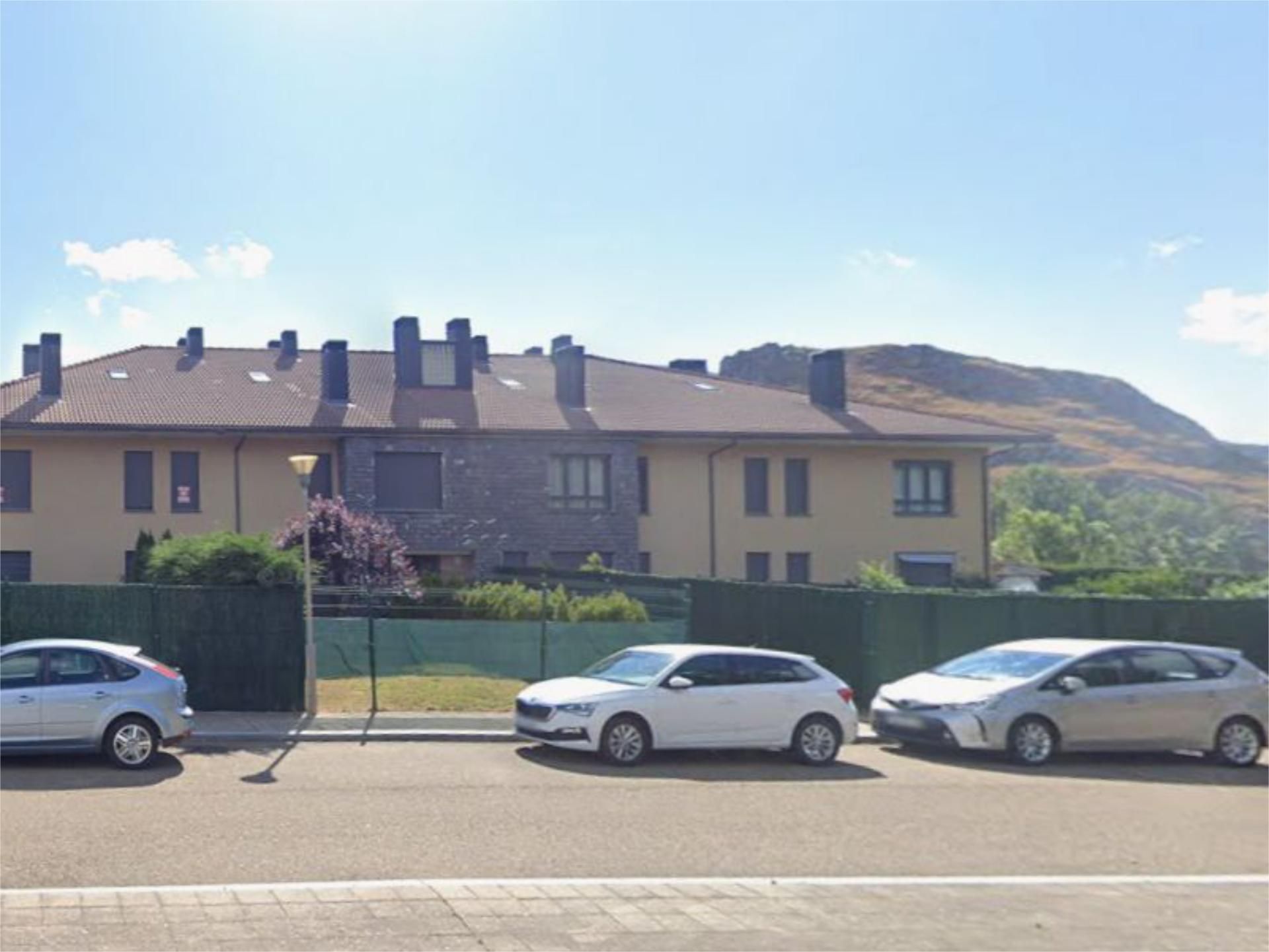 Außenansicht von Wohnung zum Verkauf in Puebla de Lillo mit Heizung, Privatgarten und Parkett