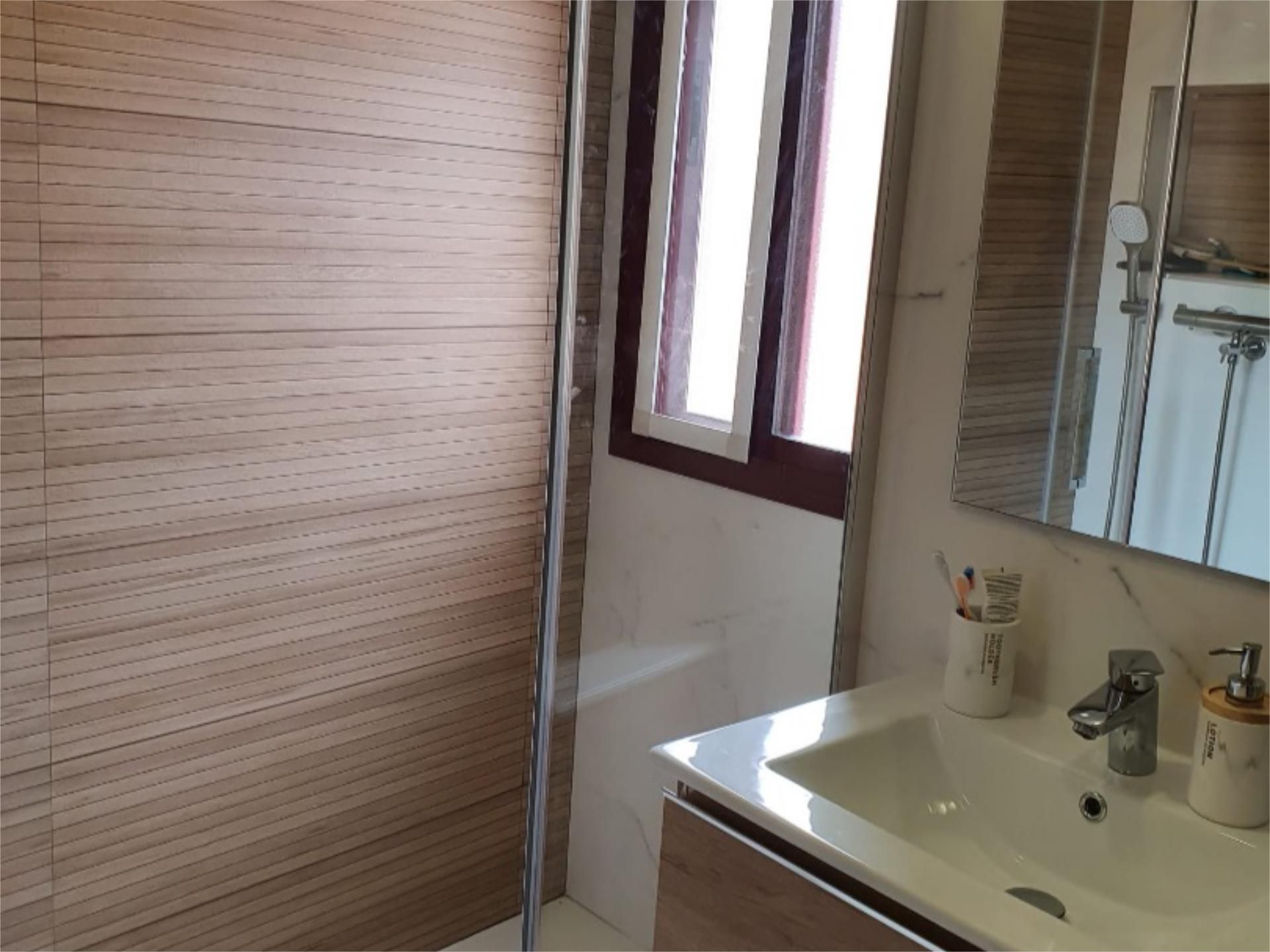 Baño de Piso de alquiler en Alhendín con Aire acondicionado, Calefacción y Parquet