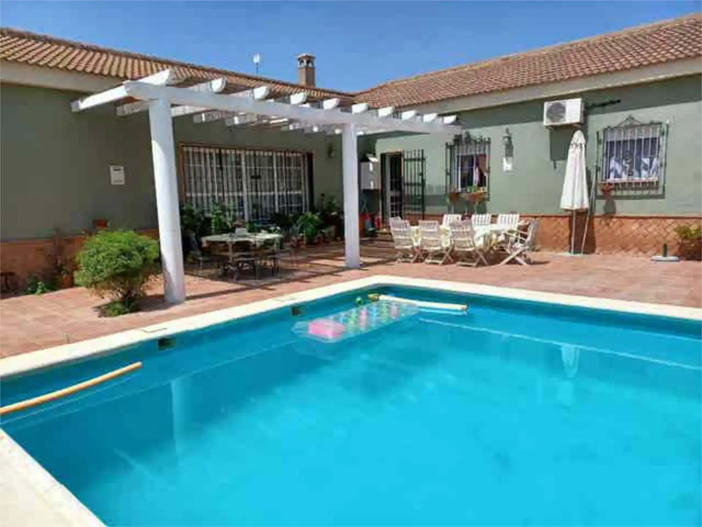 Piscina de Casa adosada en venta en Carmona con Trastero y Piscina