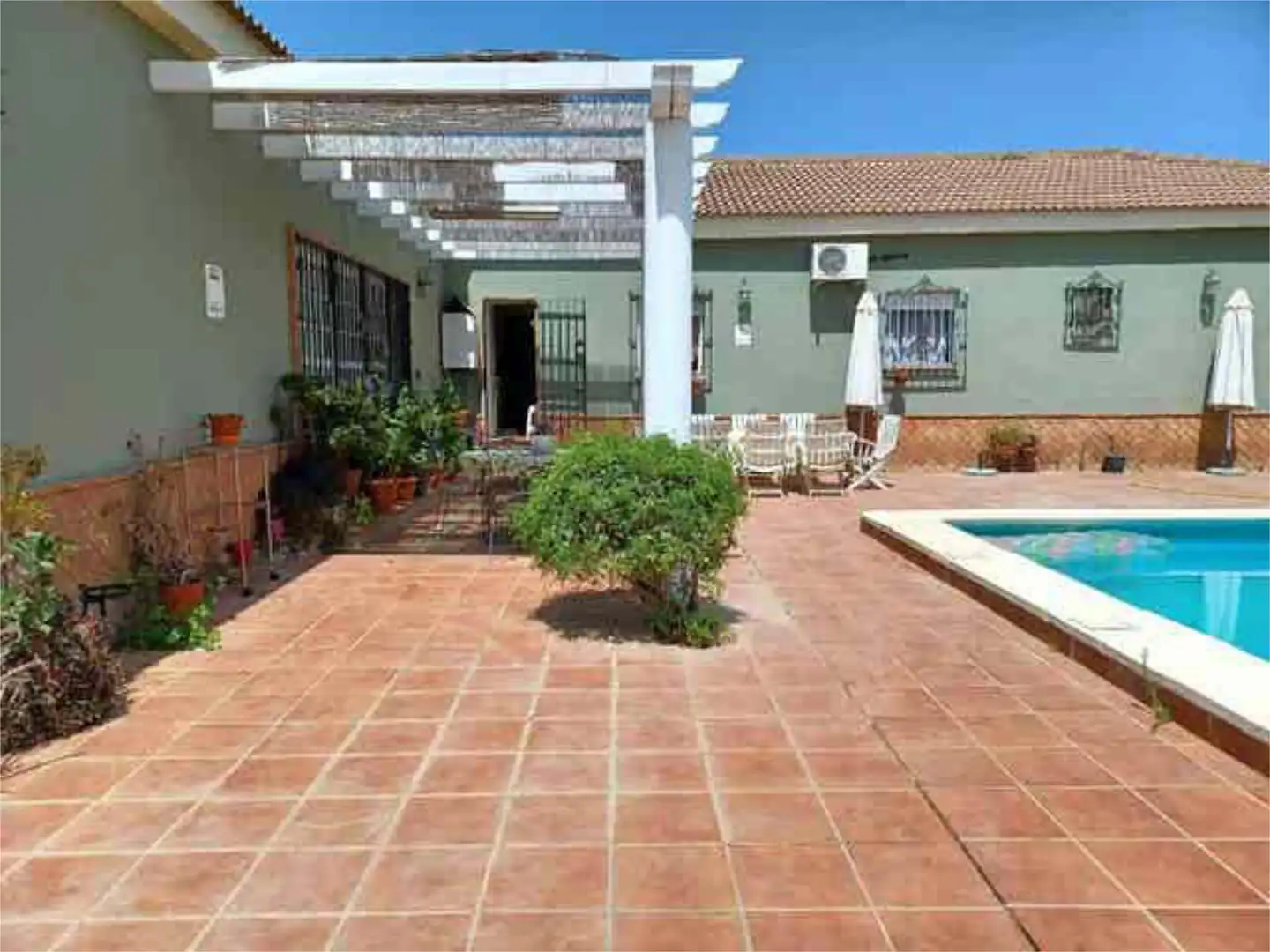 Vista exterior de Casa adosada en venta en Carmona con Trastero y Piscina