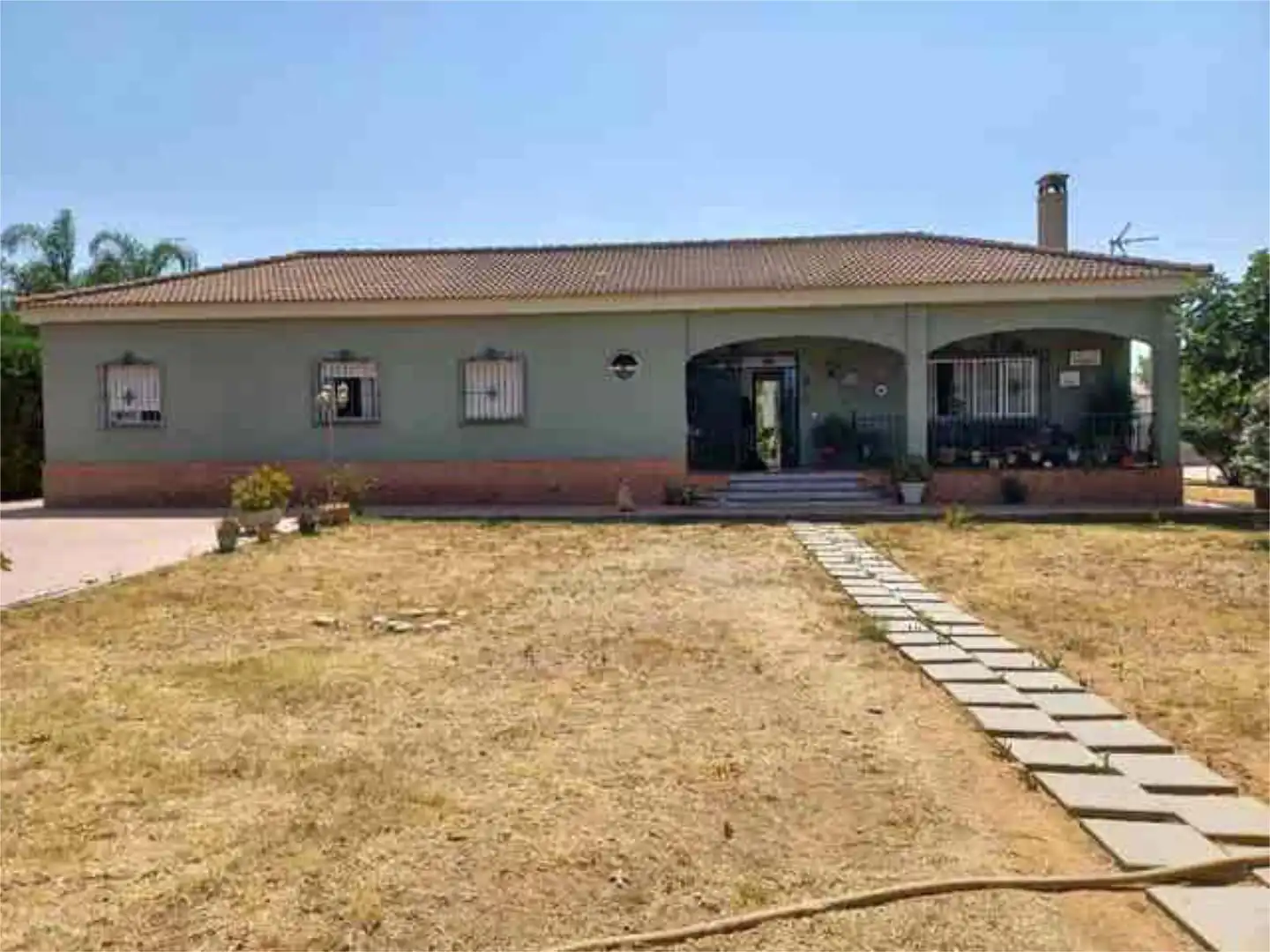 Vista exterior de Casa adosada en venta en Carmona con Trastero y Piscina