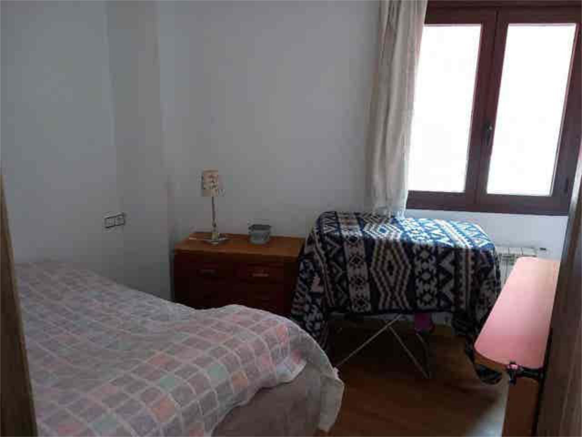 Dormitori de Apartament en venda en Mora de Rubielos amb Calefacció, Traster i Moblat