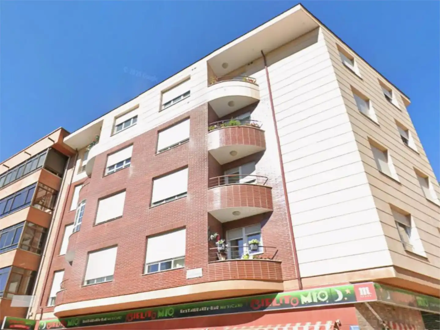 Vista exterior de Dúplex en venta en León Capital  con Calefacción, Terraza y Trastero