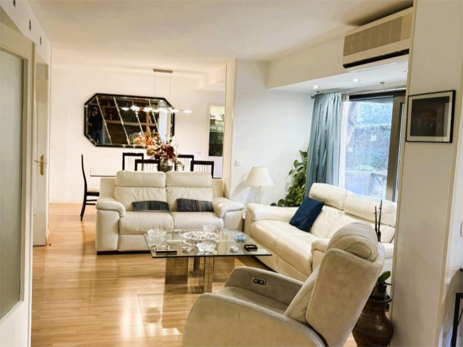 Living room of Flat for sale in  Madrid Capital  with Air Conditioner, Terrace and Swimming Pool
