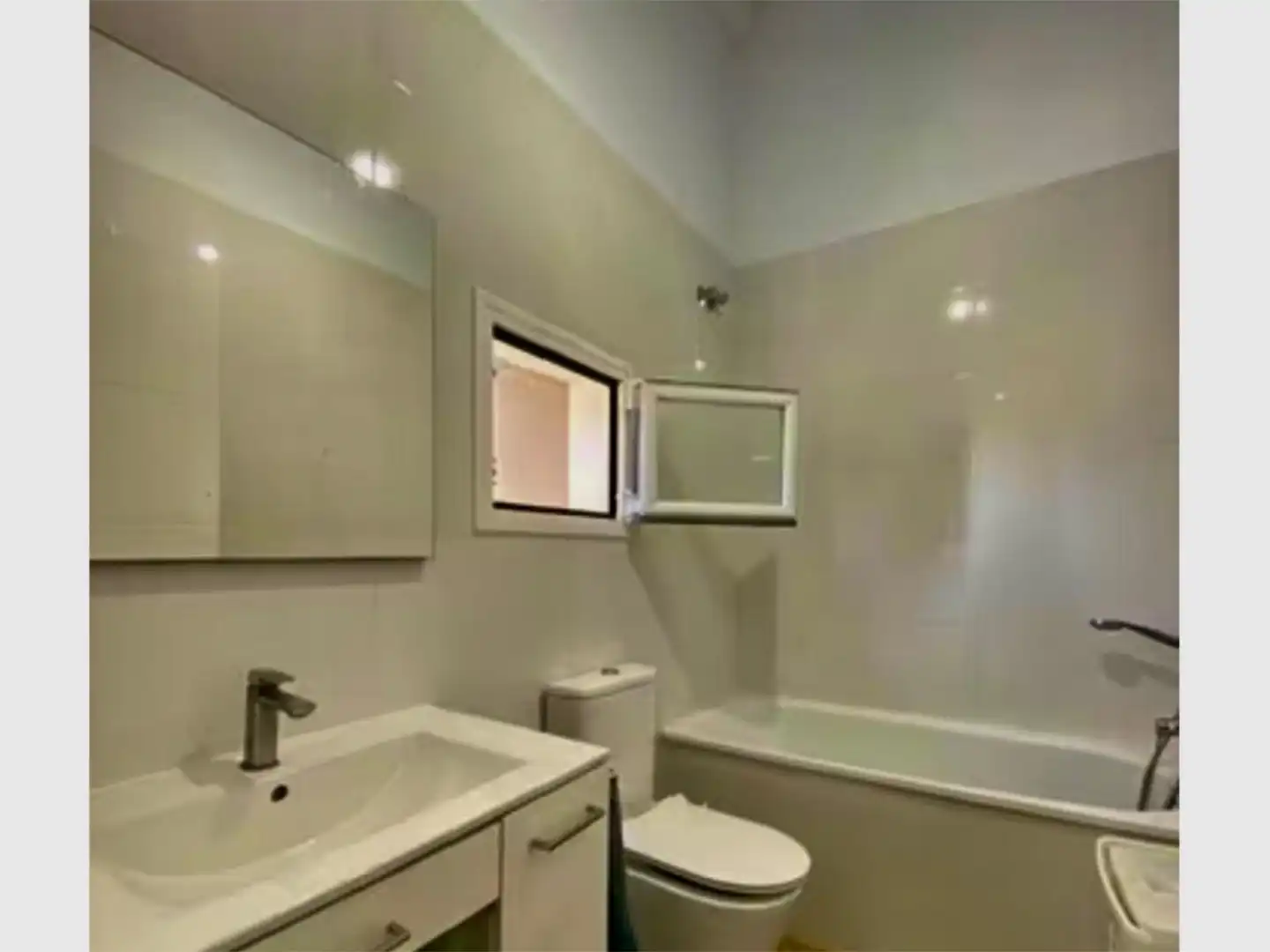 Casa o xalet en venda a Carretera Olivenza, 3, Maria Auxiliadora - Barriada de Llera Bany de Casa o xalet en venda en Badajoz Capital amb Aire condicionat, Terrassa i Piscina