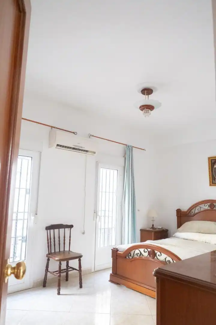 Casa adosada en venda a Calle Lorenzo Mercadante, 33, Barrio del Nervión Dormitori de Casa adosada en venda en Sevilla Capital amb Aire condicionat, Terrassa i Balcó