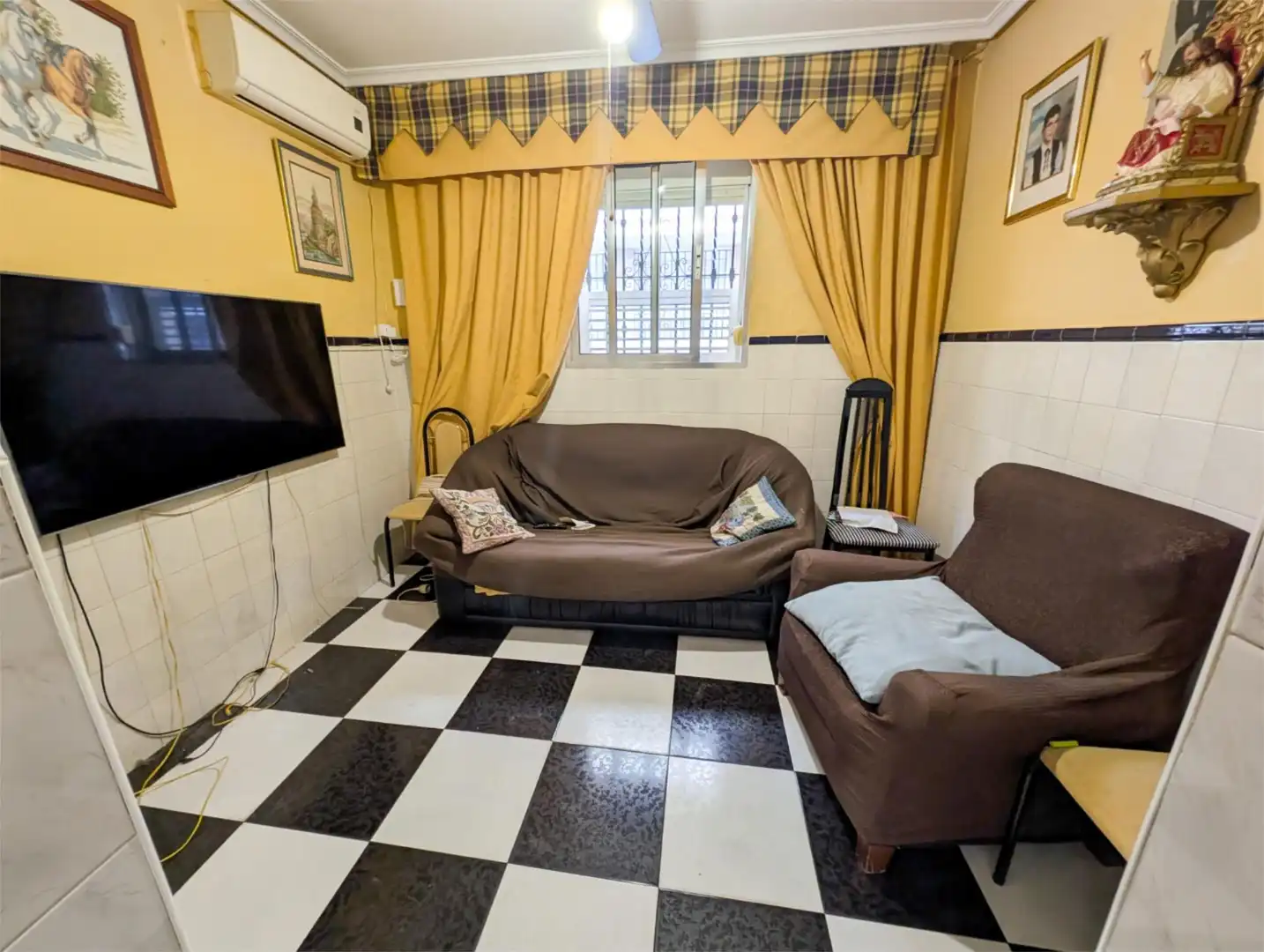 Casa adosada en venda a Calle Lorenzo Mercadante, 33, Barrio del Nervión Sala d'estar de Casa adosada en venda en Sevilla Capital amb Aire condicionat, Terrassa i Balcó