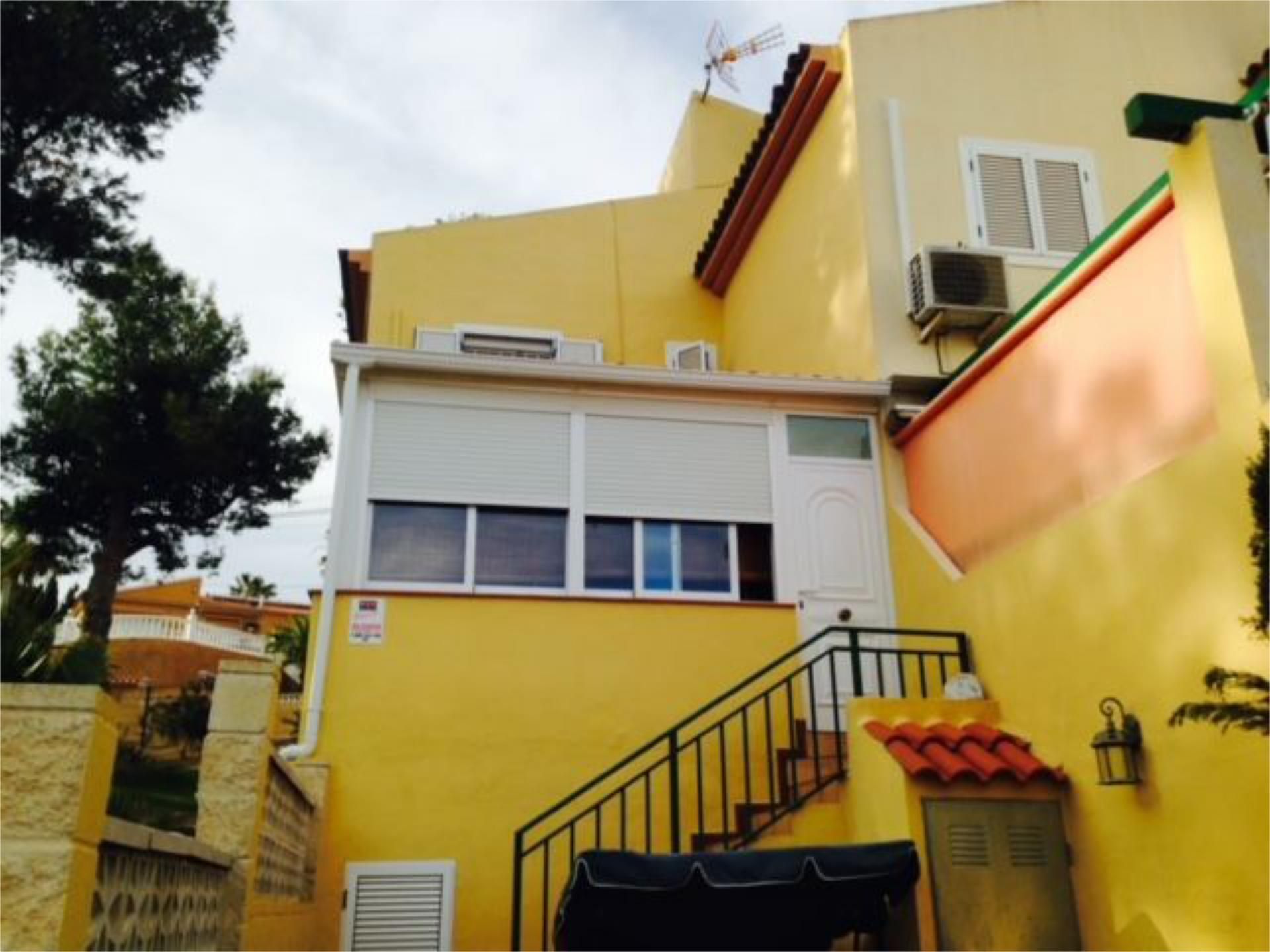 Vista exterior de Casa adosada en venta en La Nucia con Aire acondicionado, Terraza y Piscina