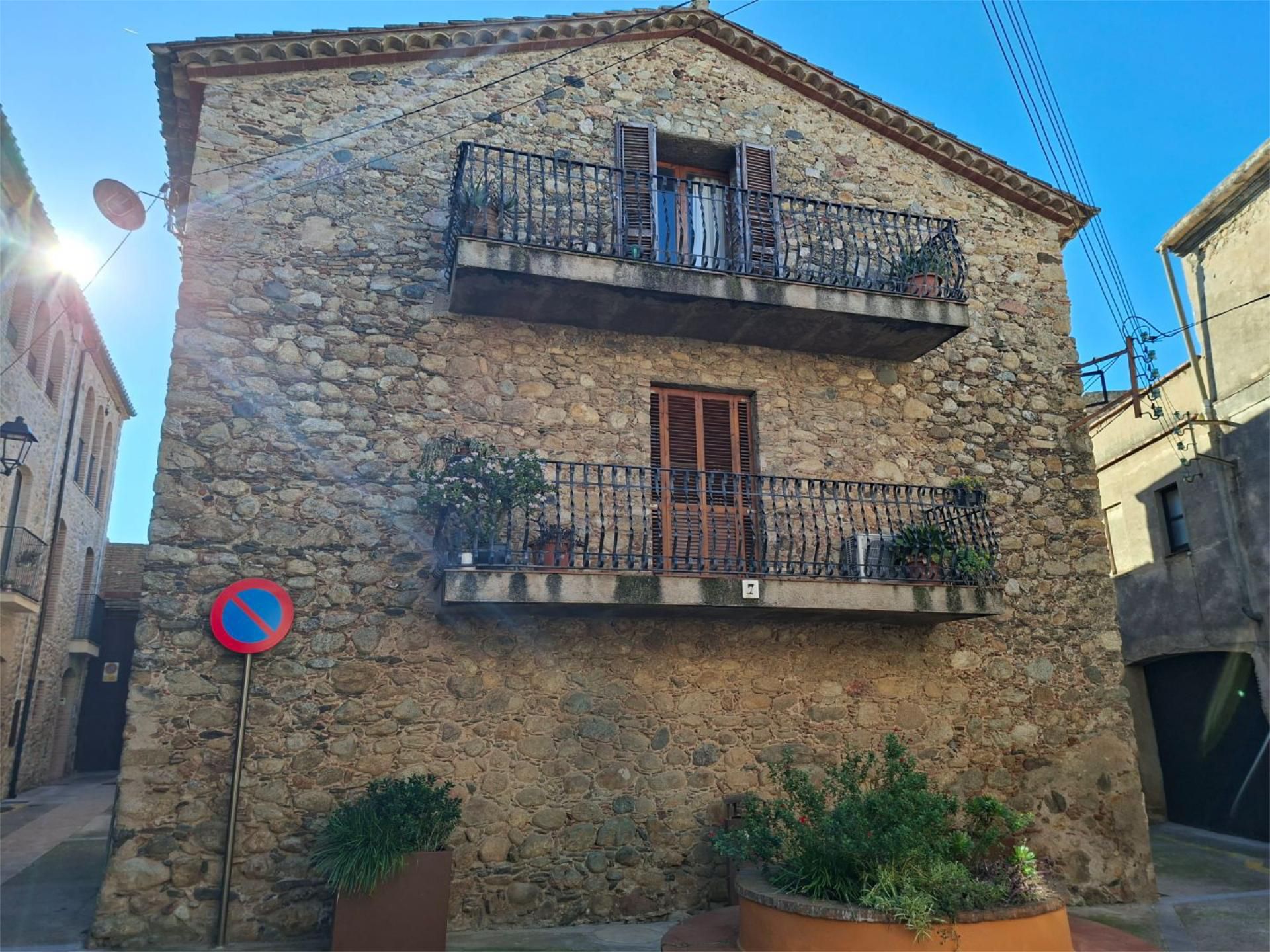 Casa adosada en venta en Plaça Garriguella, 7, Peralada Vista exterior de Casa adosada en venta en Peralada con Aire acondicionado, Terraza y Balcón