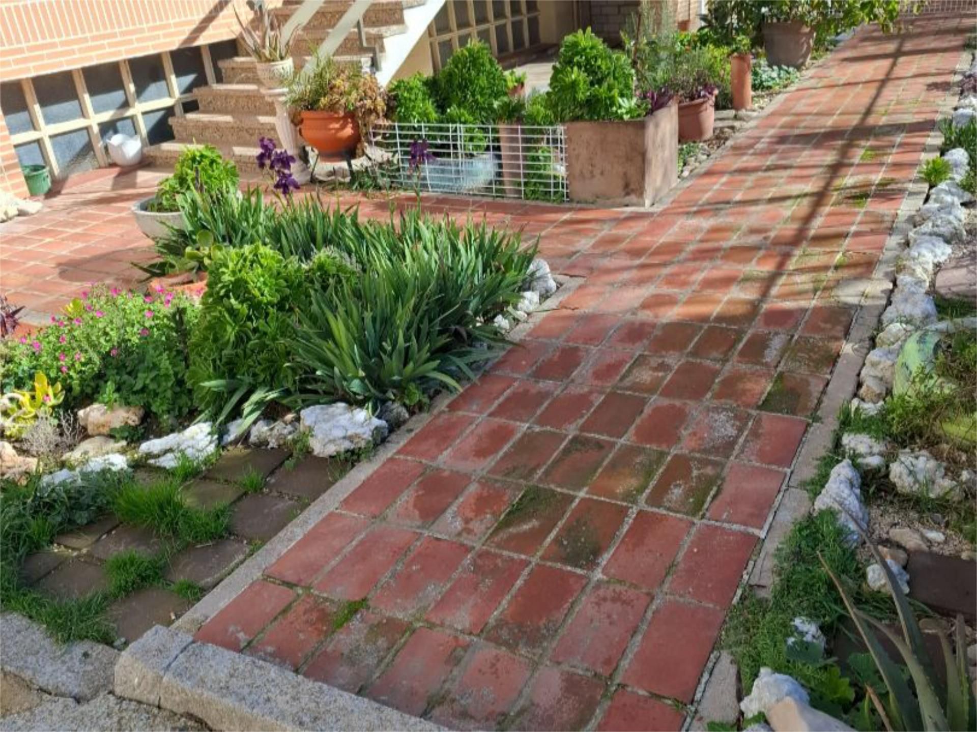 Vista exterior de Casa o xalet en venda en Fuentes de Ebro amb Jardí privat, Terrassa i Traster