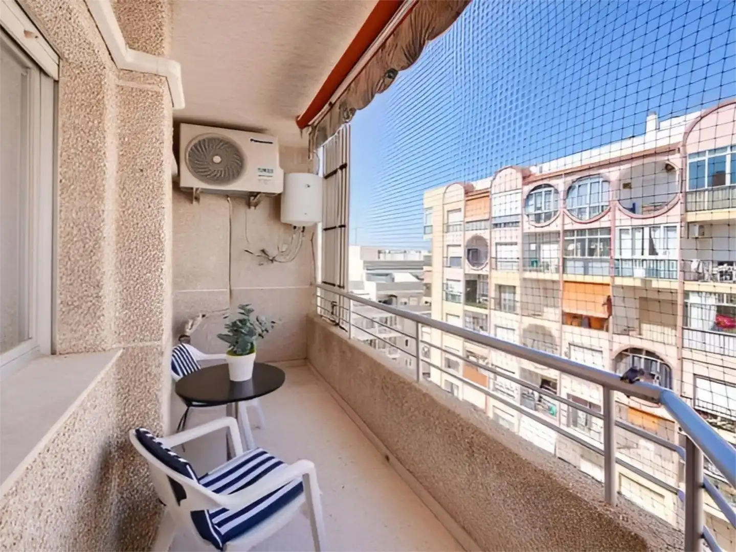 Pis de lloguer a Calle la Loma, 107, Avenida Habaneras - Curva de Palangre Terrassa de Pis de lloguer en Torrevieja amb Aire condicionat, Moblat i Balcó