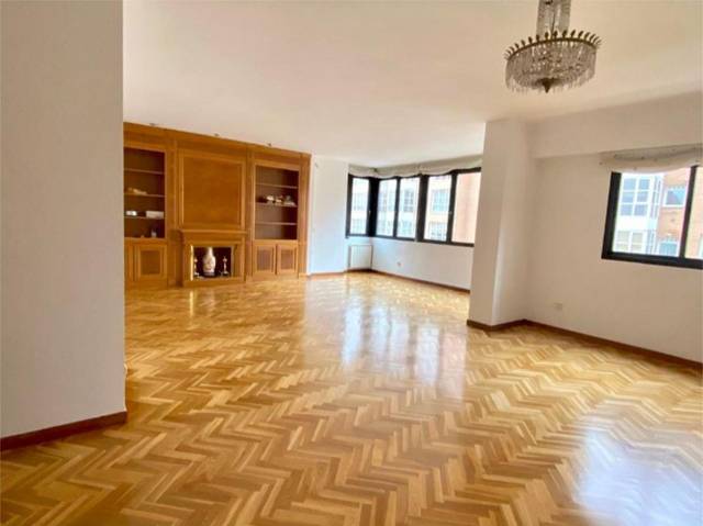 Piso en Venta en Avenida de Pío XII, 97 en Castilla