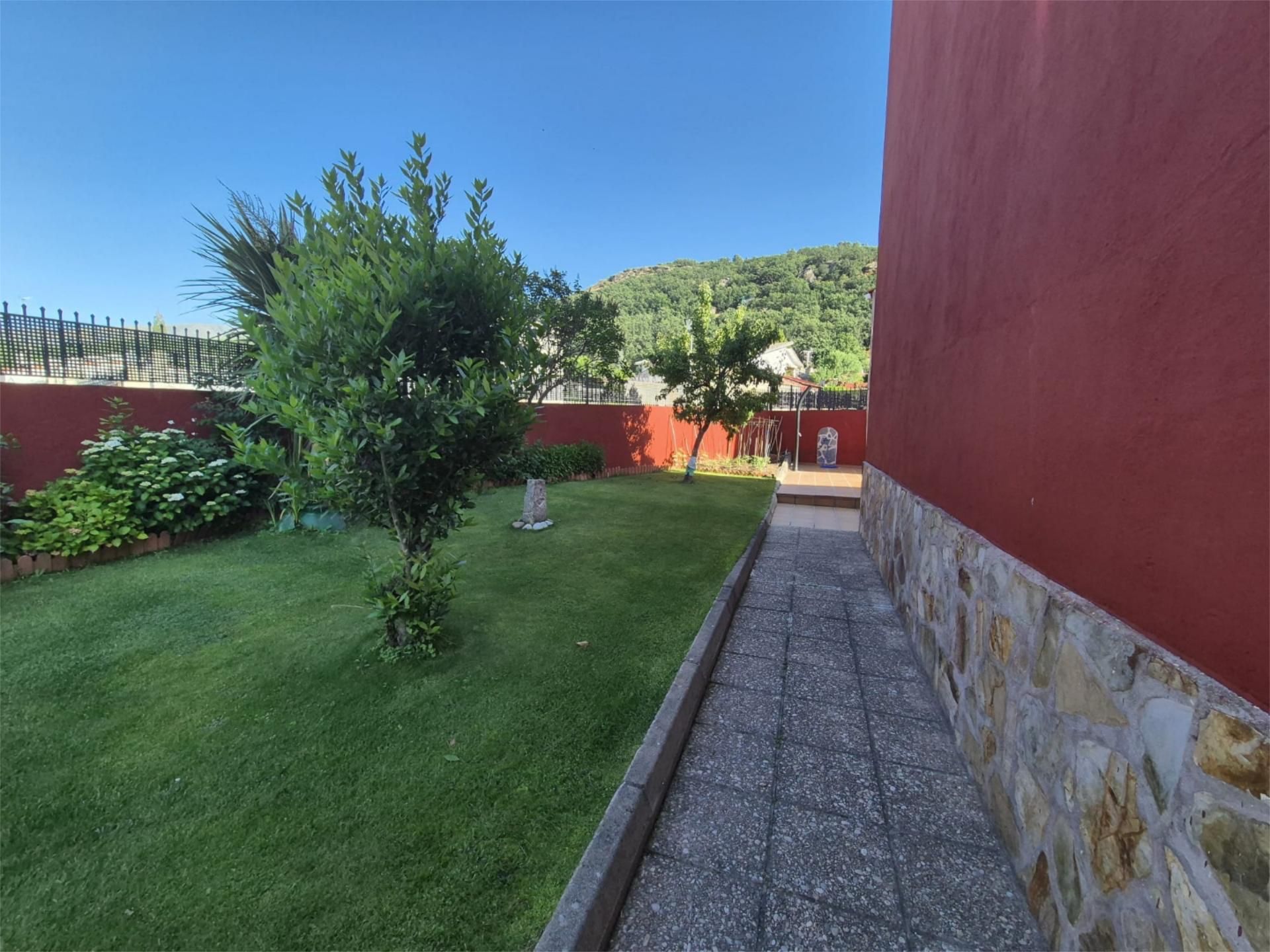 Casa o chalet en venta en Travesía Agua de los Prados, 34, Navaluenga Jardín de Casa o chalet en venta en Navaluenga con Jardín privado, Piscina y Amueblado