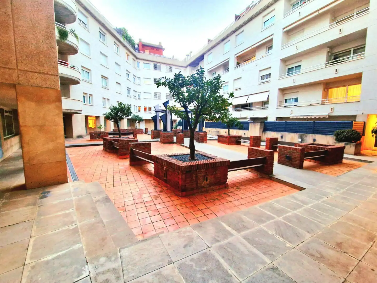Vista exterior de Garatge en venda en Barcelona