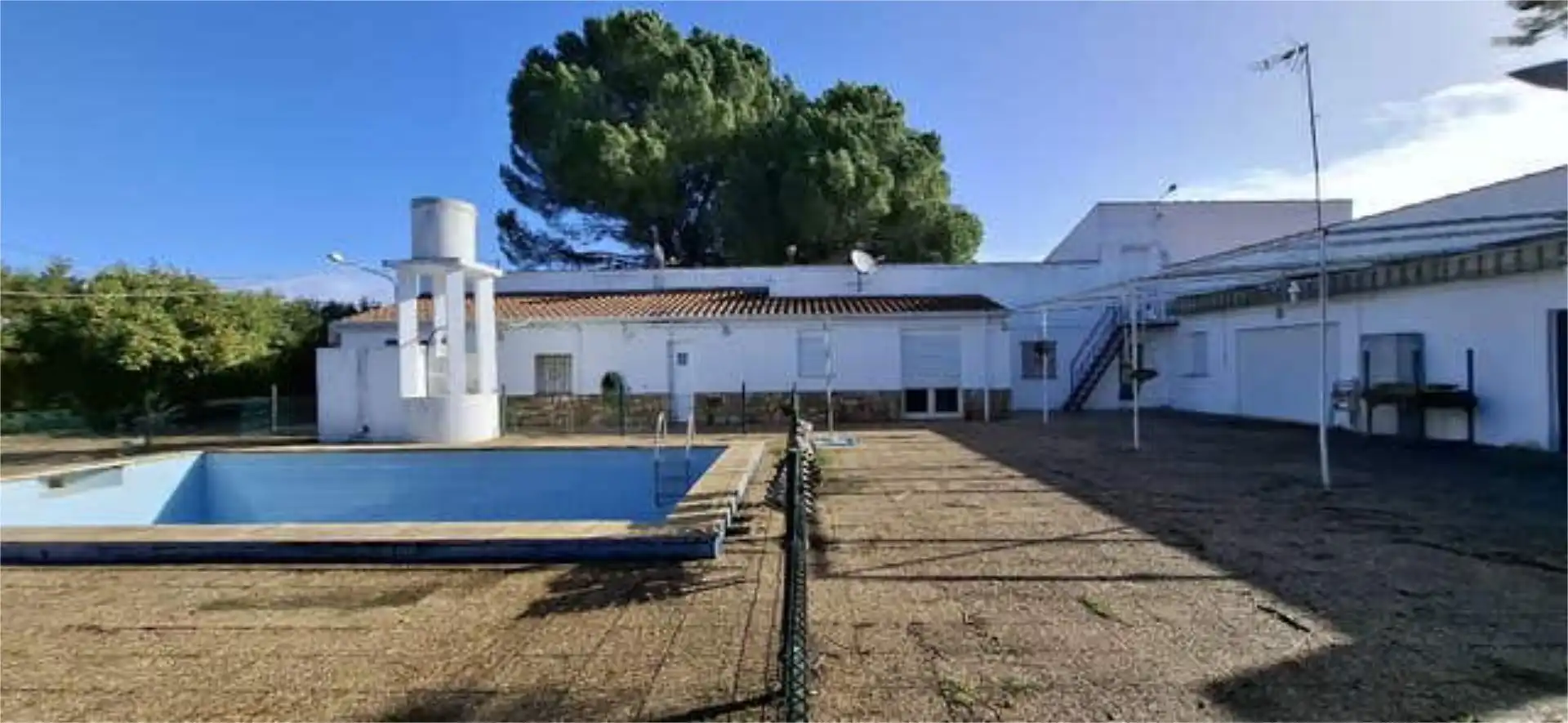 Vista exterior de Casa adosada en venta en Badajoz Capital con Piscina