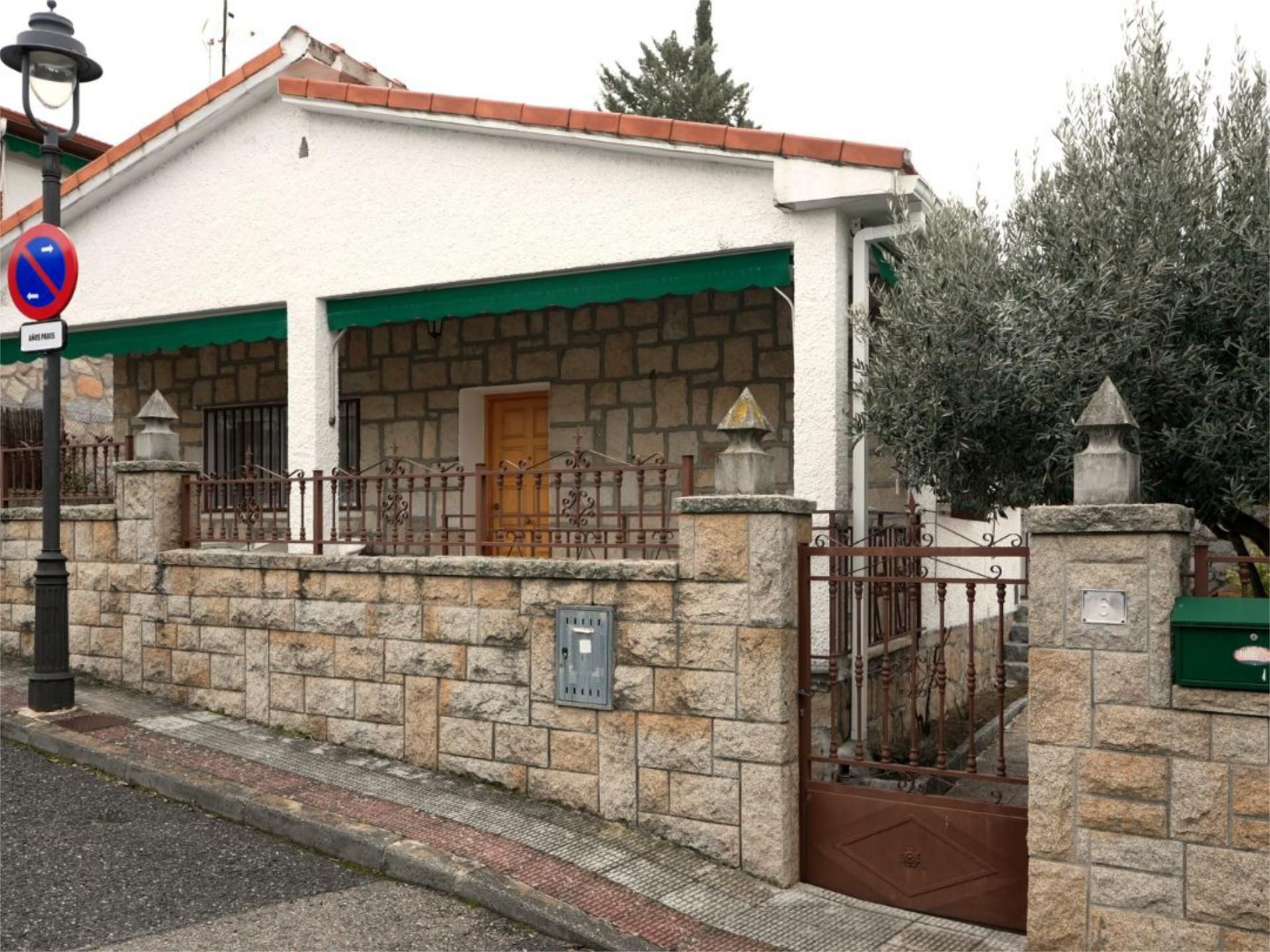 Exterior view of House or chalet for sale in Moralzarzal  with Heating, Private garden and Terrace