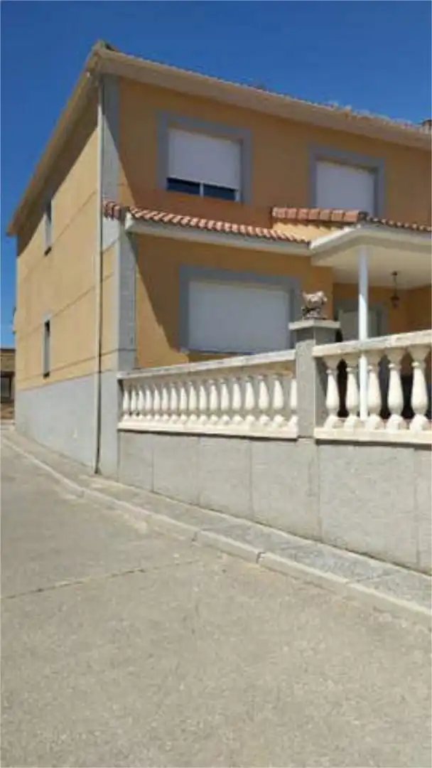 Vista exterior de Casa adosada en venda en Aldearrubia amb Terrassa