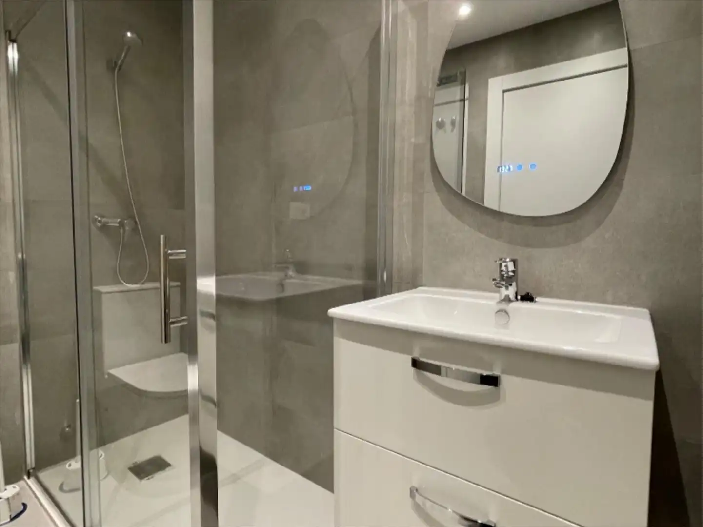 Apartments for rent in Calle Iniestas, 12, Juan Carlos I Bathroom of Apartments for rent in Murcia with Air Conditioner, Heating and Terrace