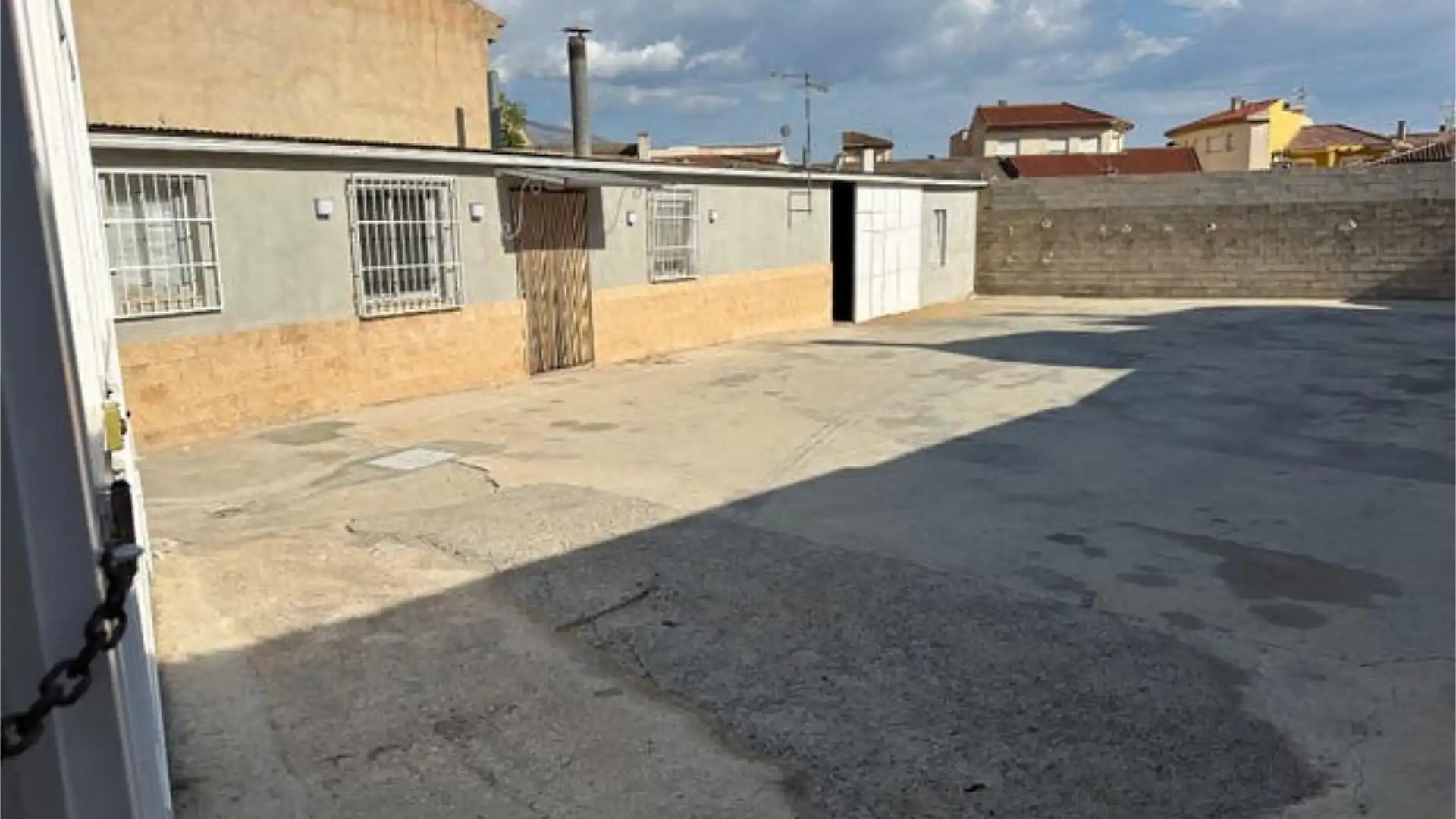 Vista exterior de Nau industrial de lloguer en Padul