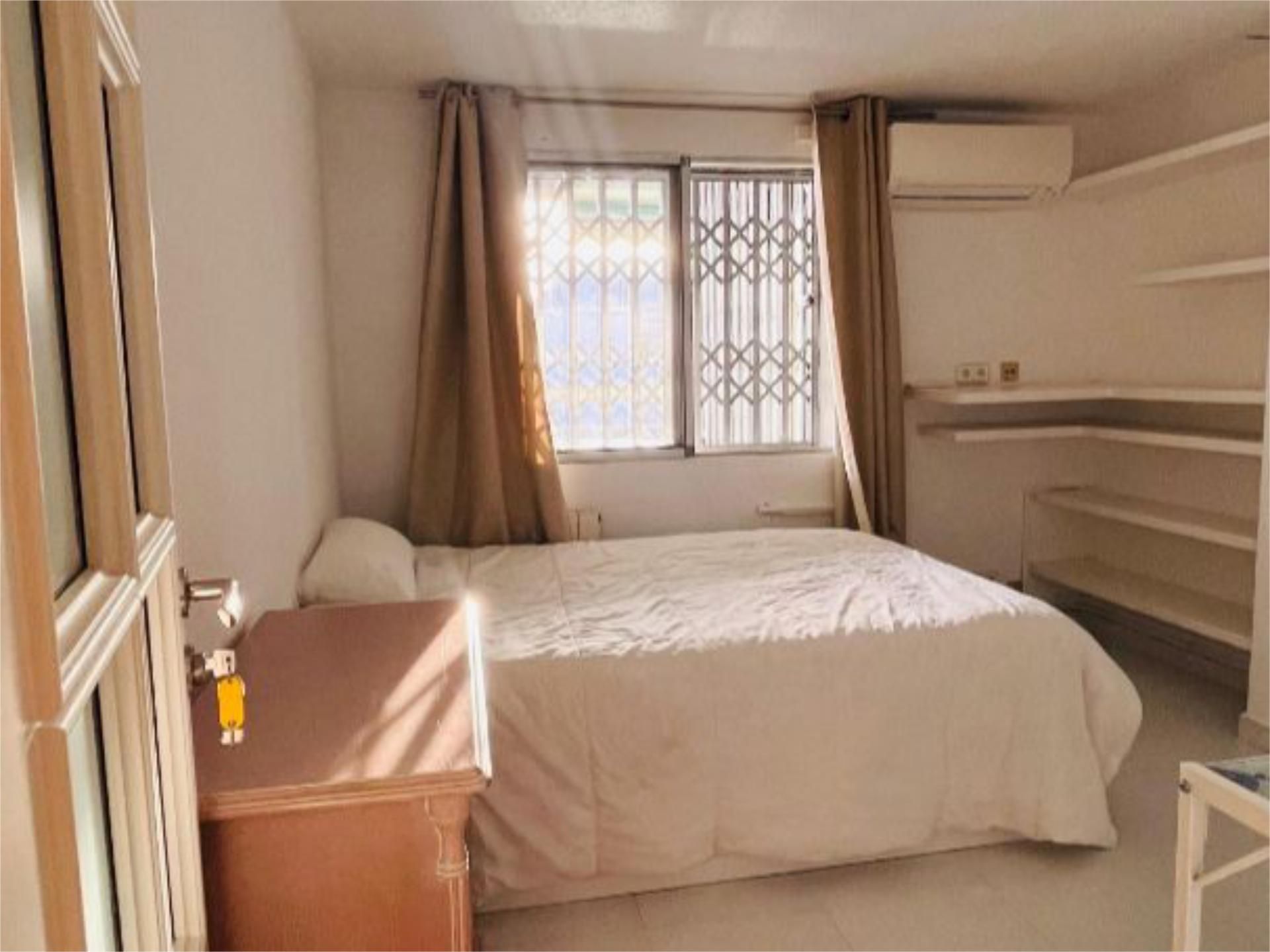 Dormitori de Àtic per a compartir en Alicante / Alacant amb Aire condicionat, Calefacció i Moblat