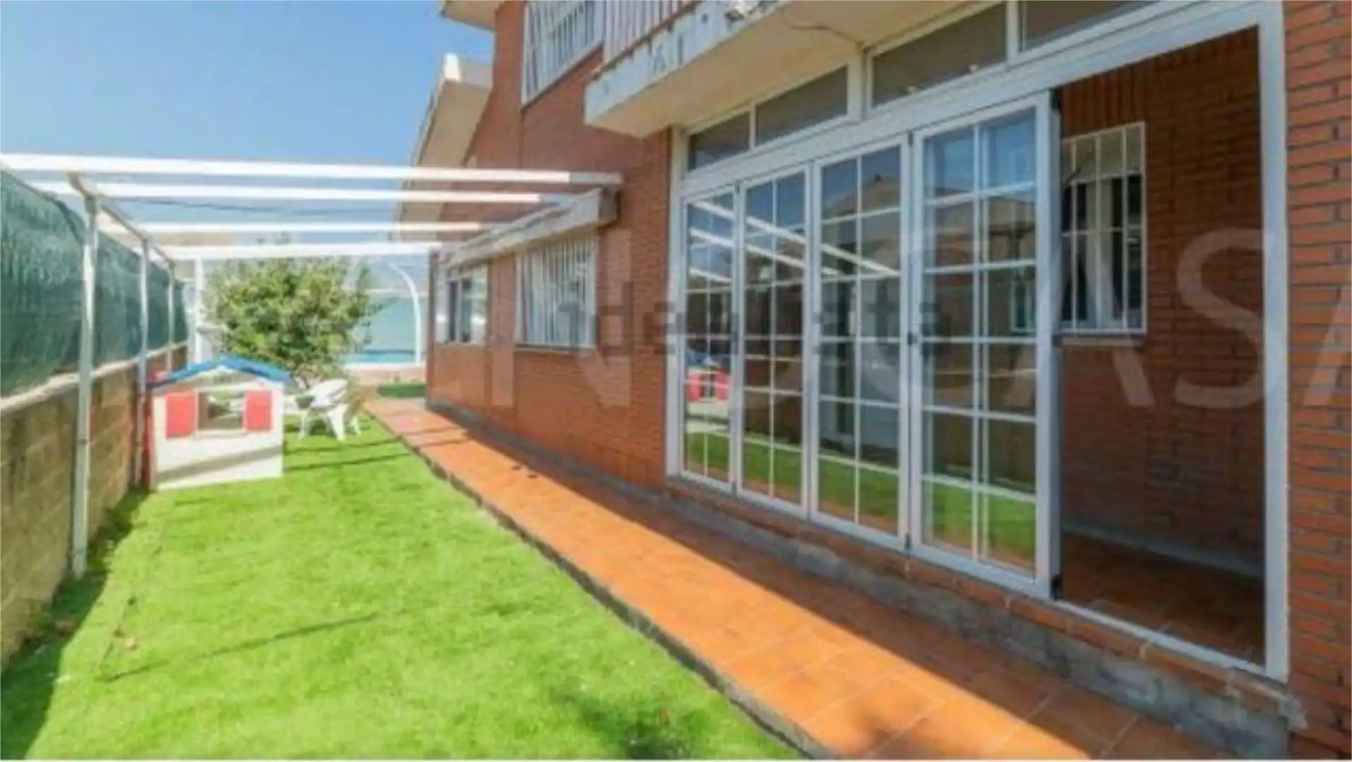 Casa adosada en venta en Serranillos del Valle Terraza de Casa adosada en venta en Serranillos del Valle con Calefacción, Jardín privado y Terraza