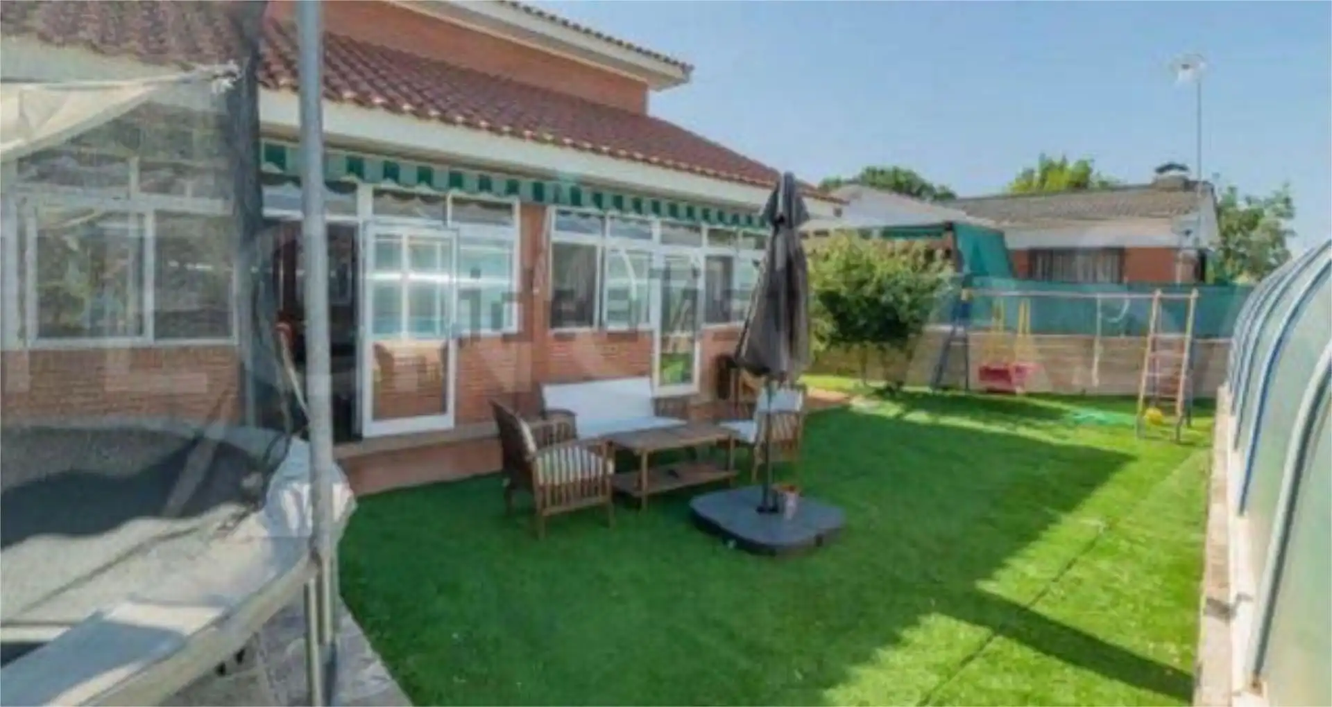 Casa adosada en venta en Serranillos del Valle Jardín de Casa adosada en venta en Serranillos del Valle con Calefacción, Jardín privado y Terraza