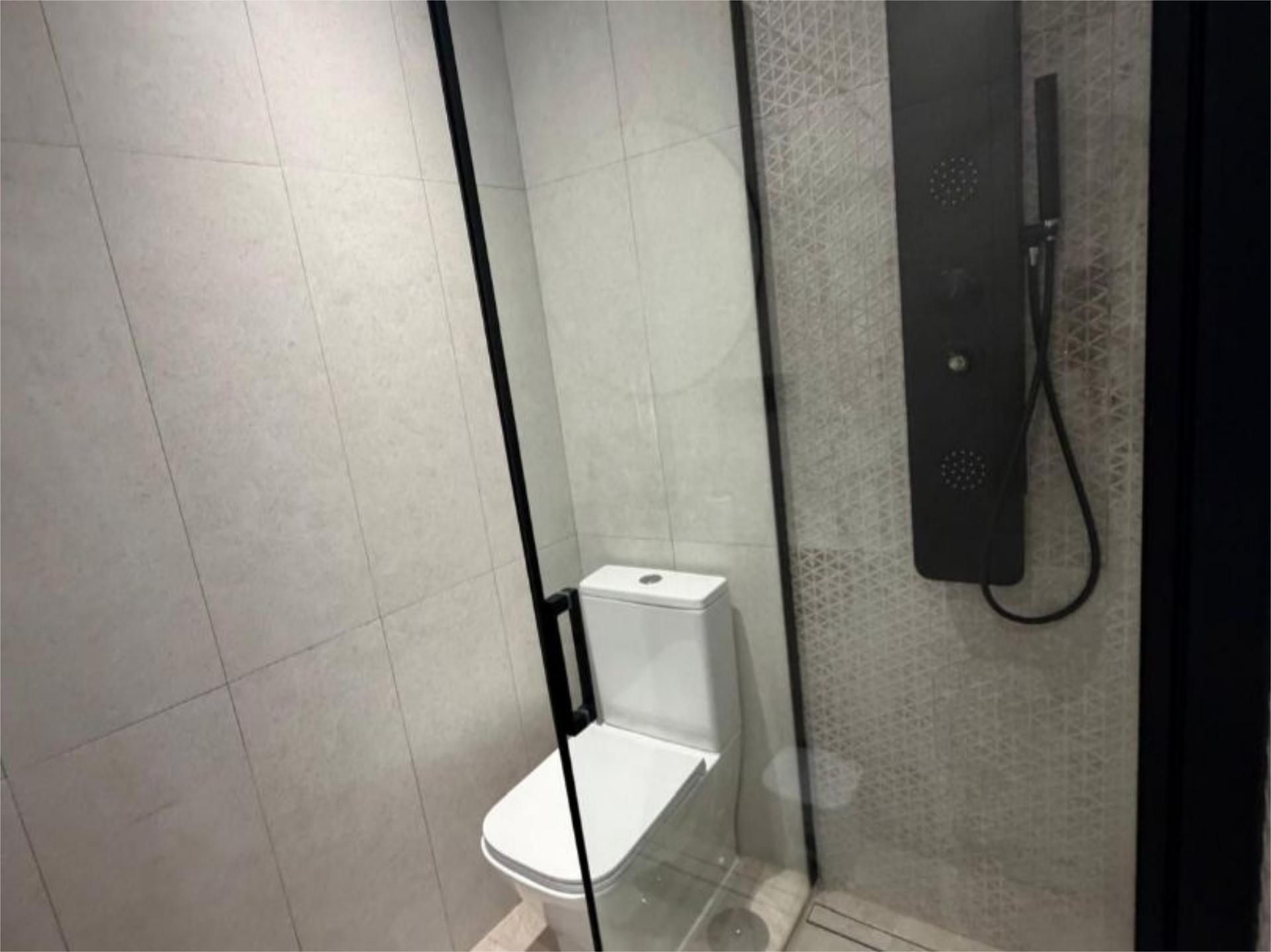 Bathroom of Flat for rent in  Madrid Capital  with Air Conditioner, Heating and Terrace
