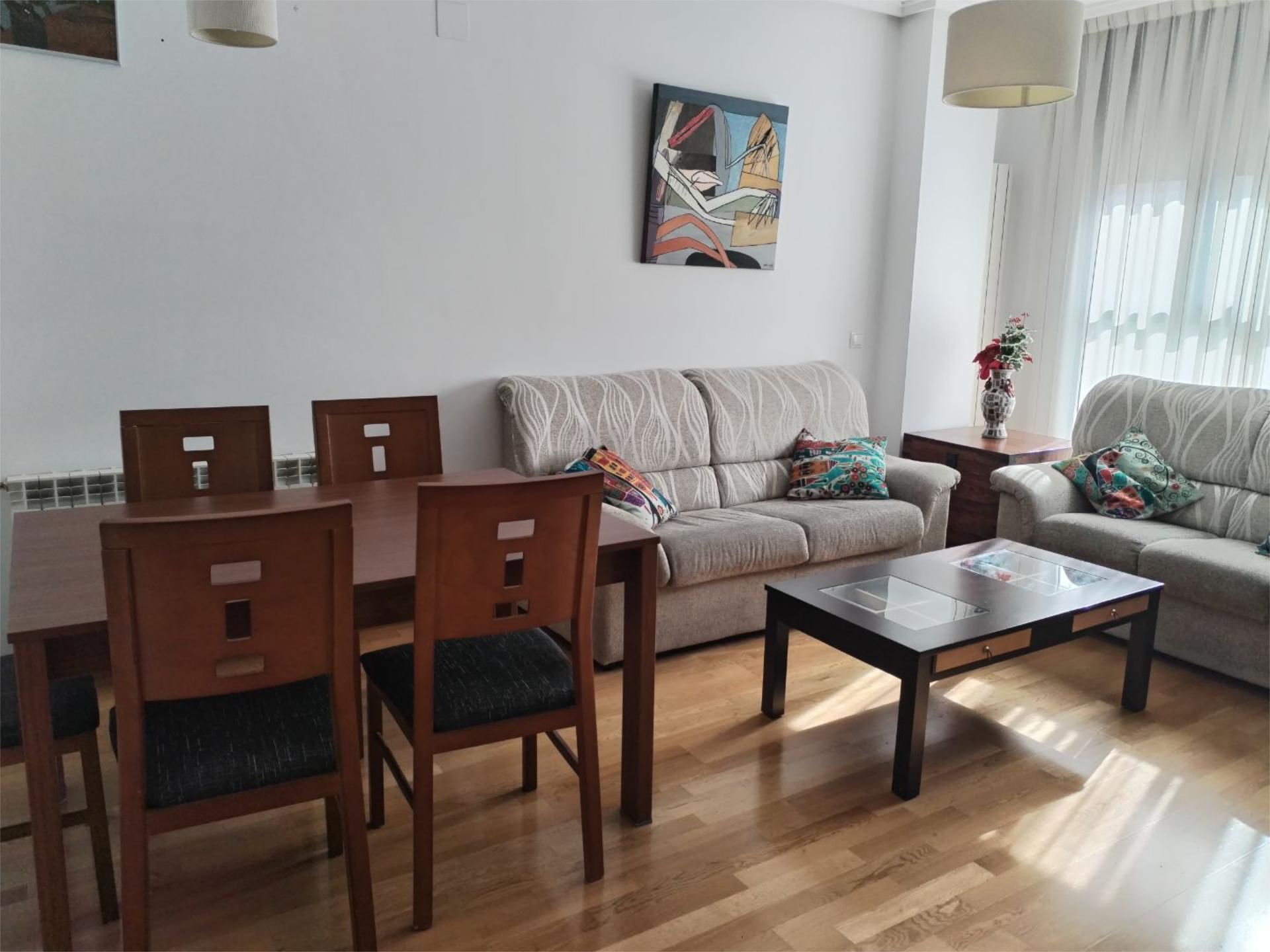 Sala de estar de Piso de alquiler en Cuenca Capital con Calefacción, Piscina y Amueblado