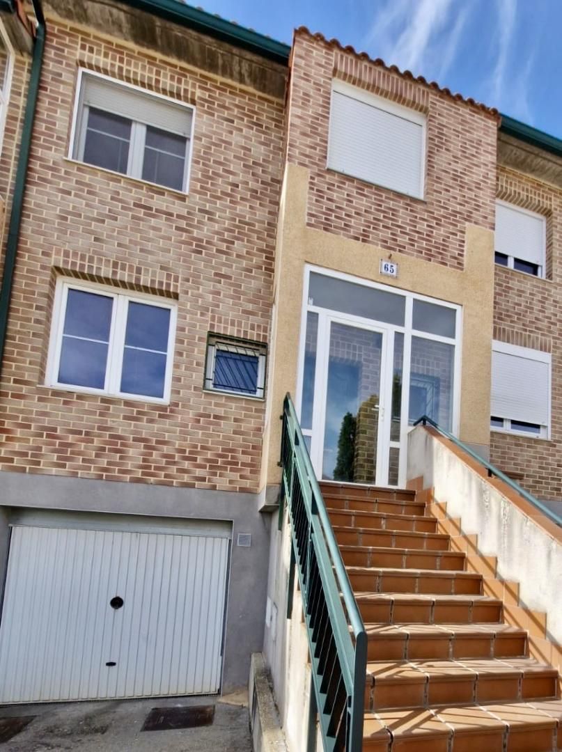 Casa adosada en venta en Calle Donde Nace el Agua, 63, Golmayo Vista exterior de Casa adosada en venta en Golmayo con Balcón