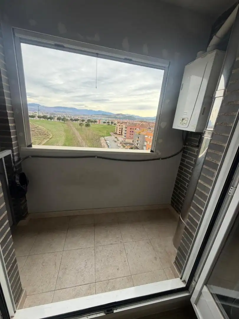 Pis en venda a Calle Dinamarca, 2, Portillejo - Valdegastea Terrassa de Pis en venda en Logroño amb Calefacció, Jardí privat i Parquet