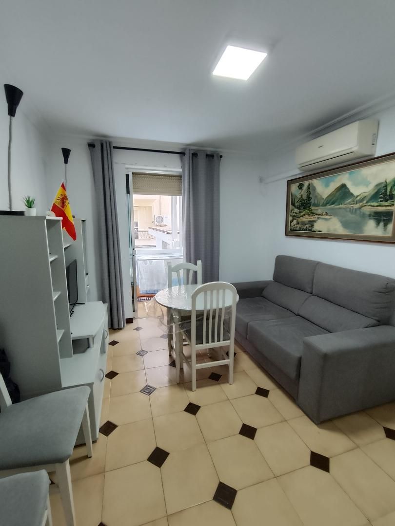 Living room of Flat for share in  Sevilla Capital  with Air Conditioner, Oven and Washing machine