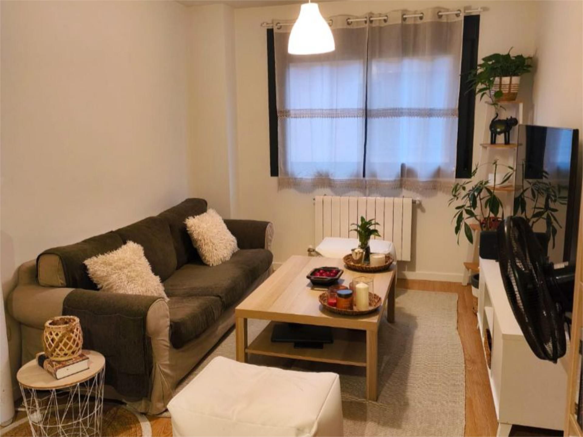 Piso de alquiler en Calle Segovia, 11, Espirdo Sala de estar de Piso de alquiler en Espirdo con Calefacción, Parquet y Amueblado