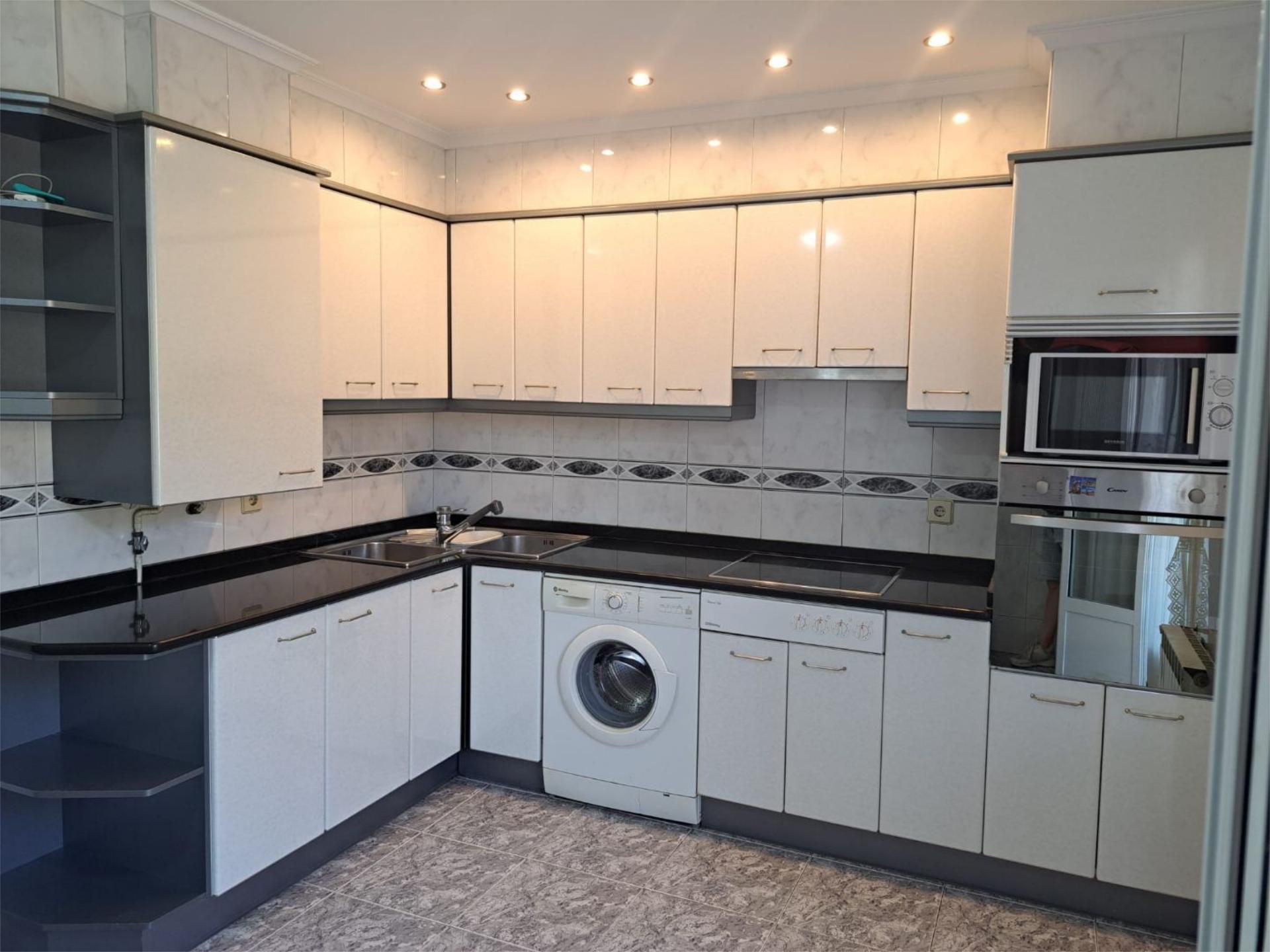 Wohnung zum Verkauf in Foru Kalea, 28, Beasain Küche von Wohnung zum Verkauf in Beasain mit Terrasse und Balkon