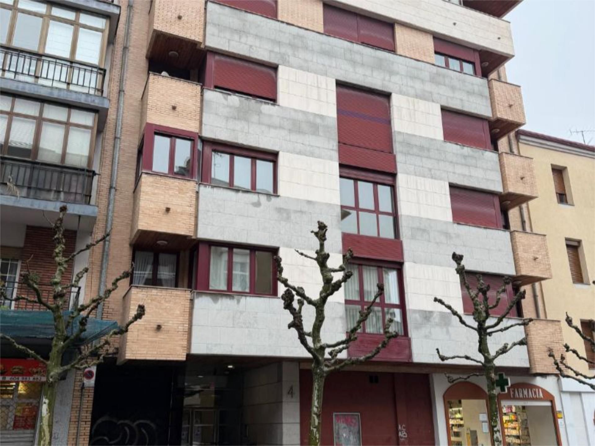 Vista exterior de Pis en venda en León Capital  amb Calefacció, Parquet i Terrassa