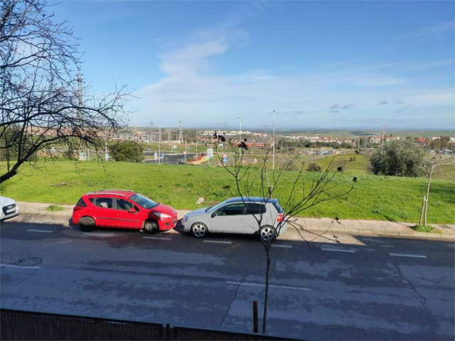 Parkplatz von Einfamilien-Reihenhaus zum Verkauf in Cáceres Capital mit Terrasse