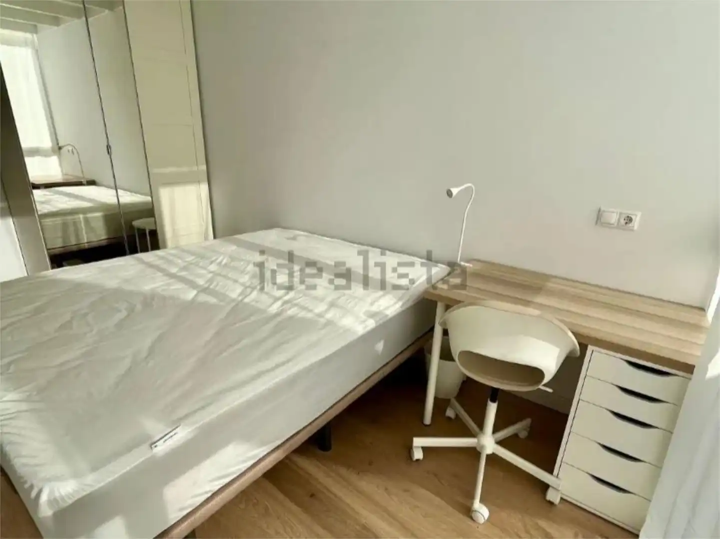 Zimmer in Carrer del Músic Hipòlit Martínez, 16, Camí de Vera Schlafzimmer von Dachboden zur untervermieten in Valencia mit Klimaanlage, Heizung und Privatgarten