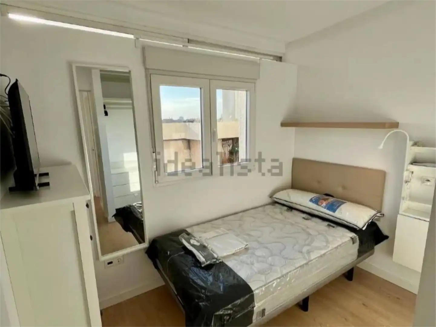 Zimmer in Carrer del Músic Hipòlit Martínez, 16, Camí de Vera Schlafzimmer von Dachboden zur untervermieten in Valencia mit Klimaanlage, Heizung und Privatgarten
