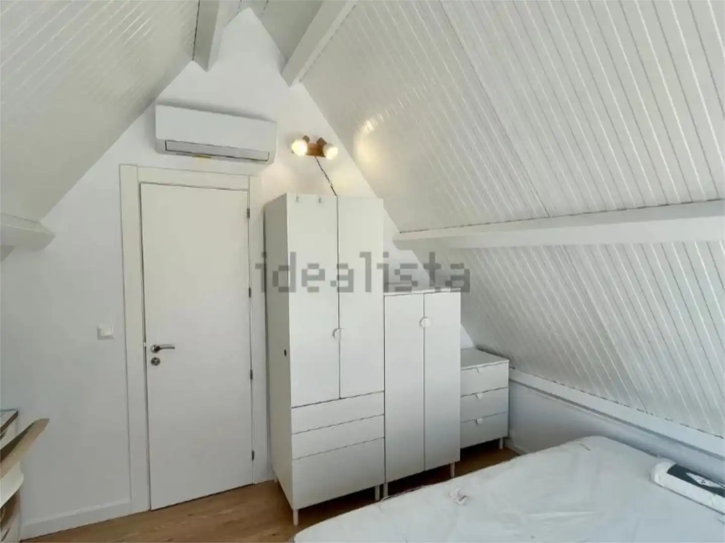 Zimmer in Carrer del Músic Hipòlit Martínez, 16, Camí de Vera Schlafzimmer von Dachboden zur untervermieten in Valencia mit Klimaanlage, Heizung und Privatgarten