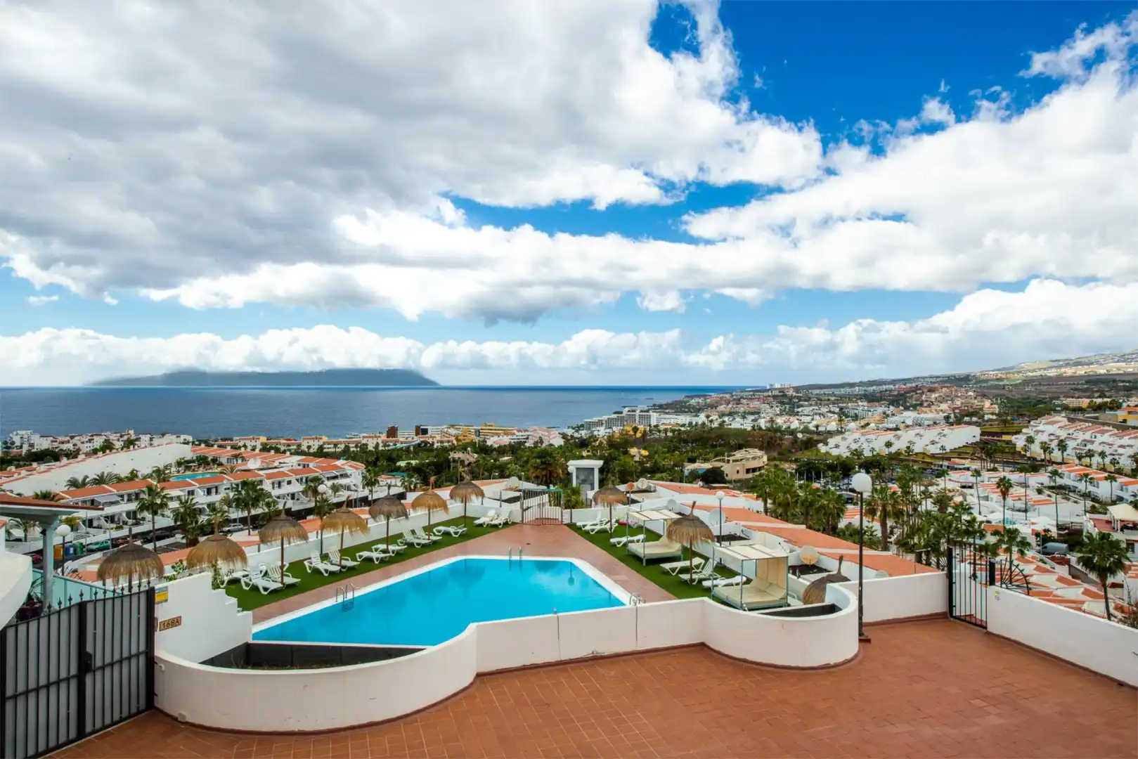 Wohnungen zum Verkauf in Lugar Urbanizacion San Eugenio, 67b, San Eugenio Alto Außenansicht von Wohnungen zum Verkauf in Adeje mit Terrasse, Schwimmbad und Balkon