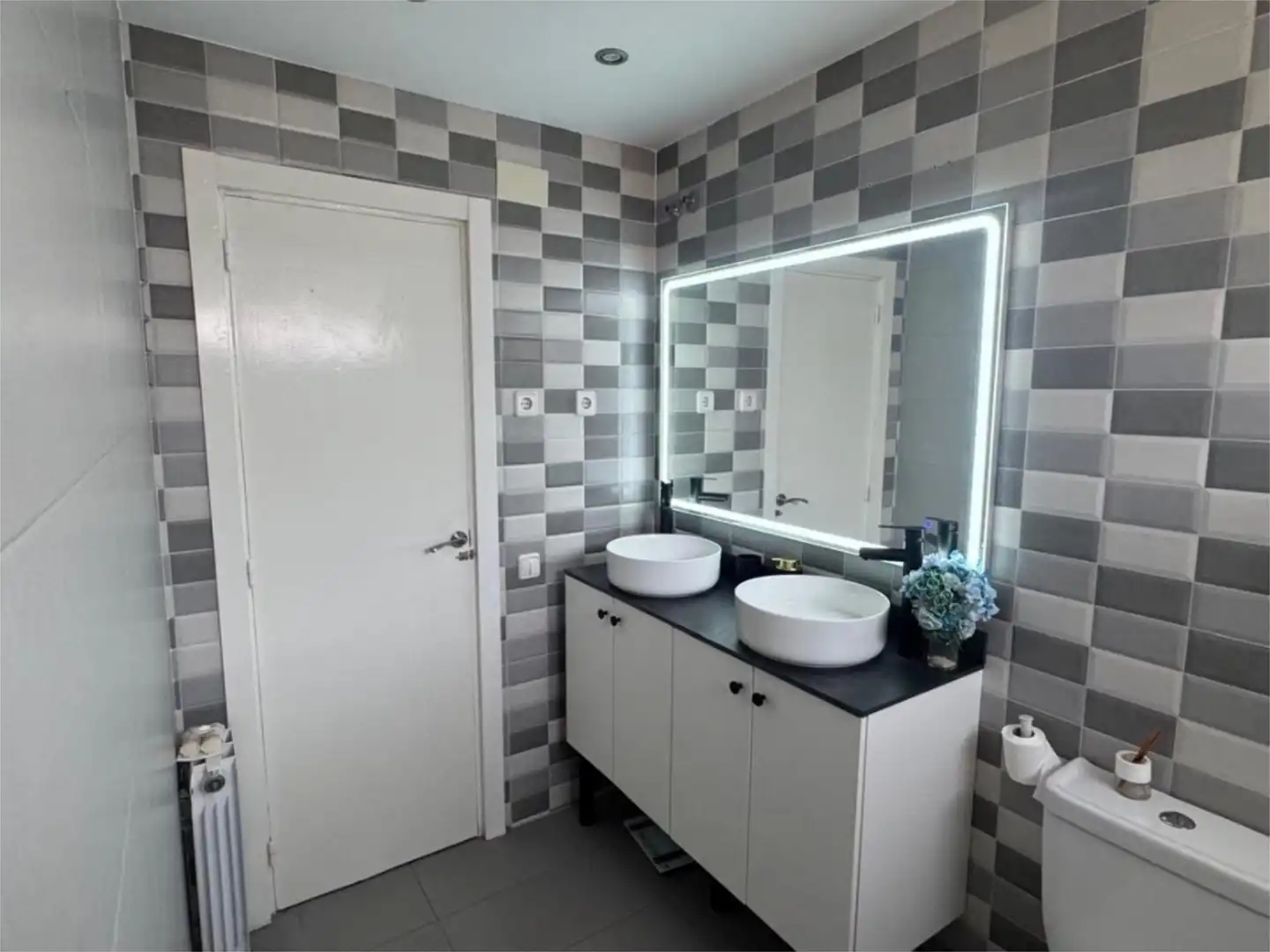 Bathroom of Flat for sale in Sant Feliu de Llobregat  with Air Conditioner, Heating and Parquet flooring