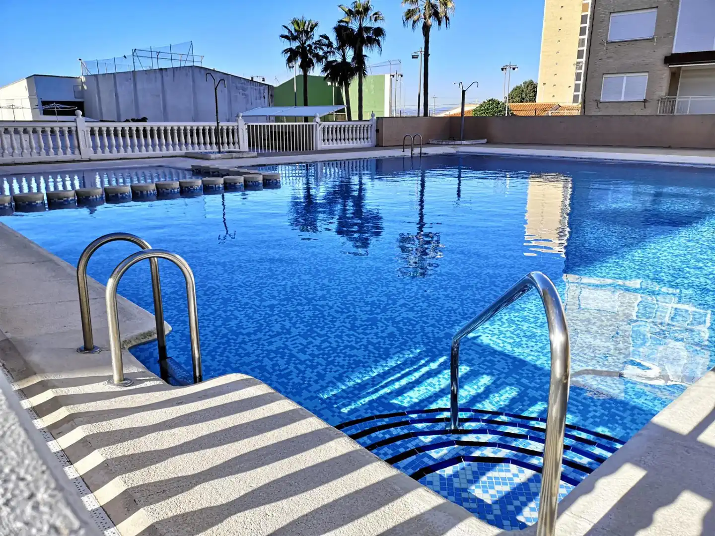 Wohnungen zur Miete in Carrer del Llobarro, 9, El Perellonet Schwimmbecken von Wohnungen zur Miete in Valencia mit Klimaanlage, Heizung und Privatgarten