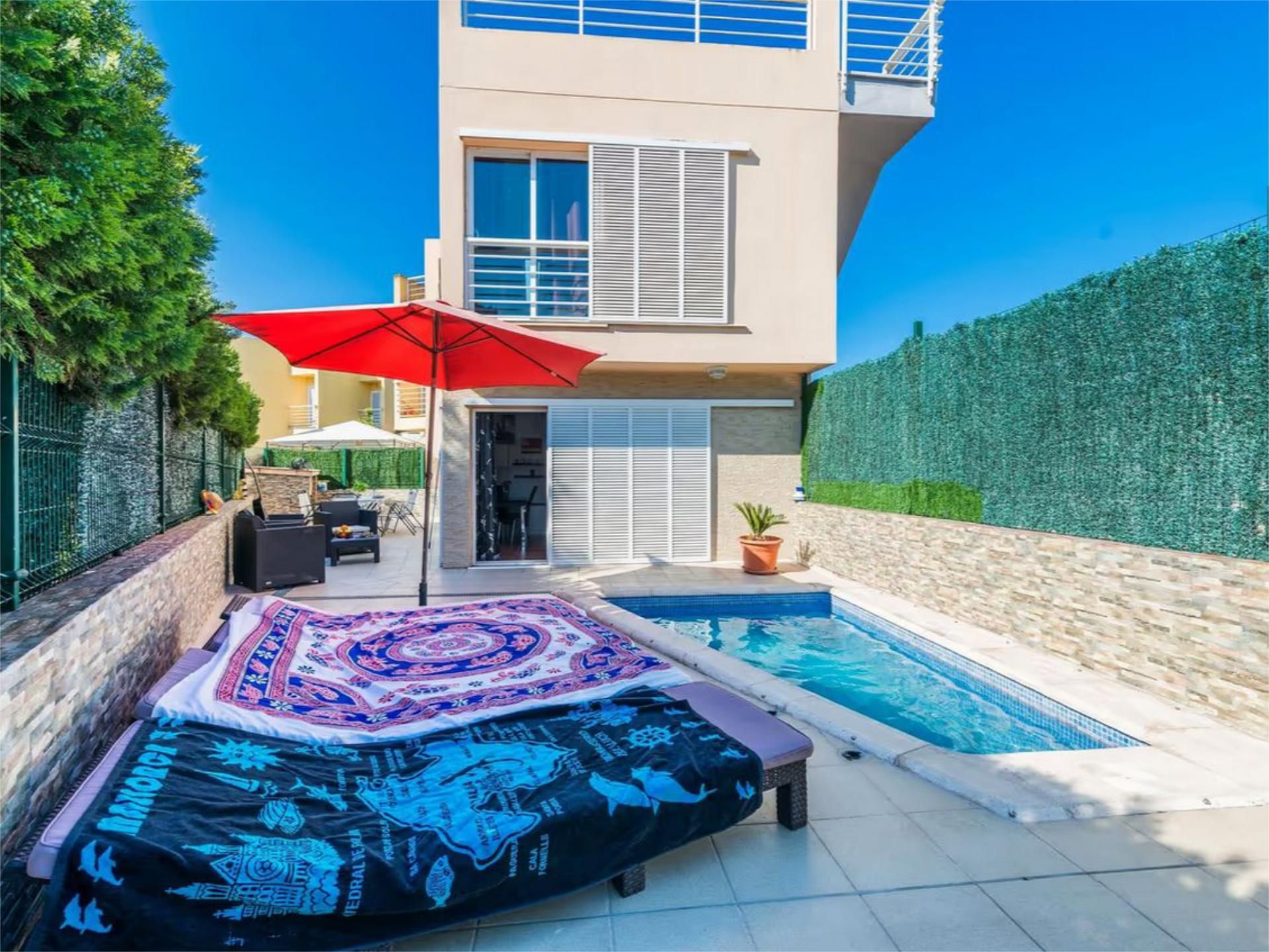 Single-family semi-detached for rent in Camí D'alcanada, 8, Port d'Alcúdia - Platja d'Alcúdia Swimming pool of Single-family semi-detached for rent in Alcúdia with Air Conditioner and Swimming Pool