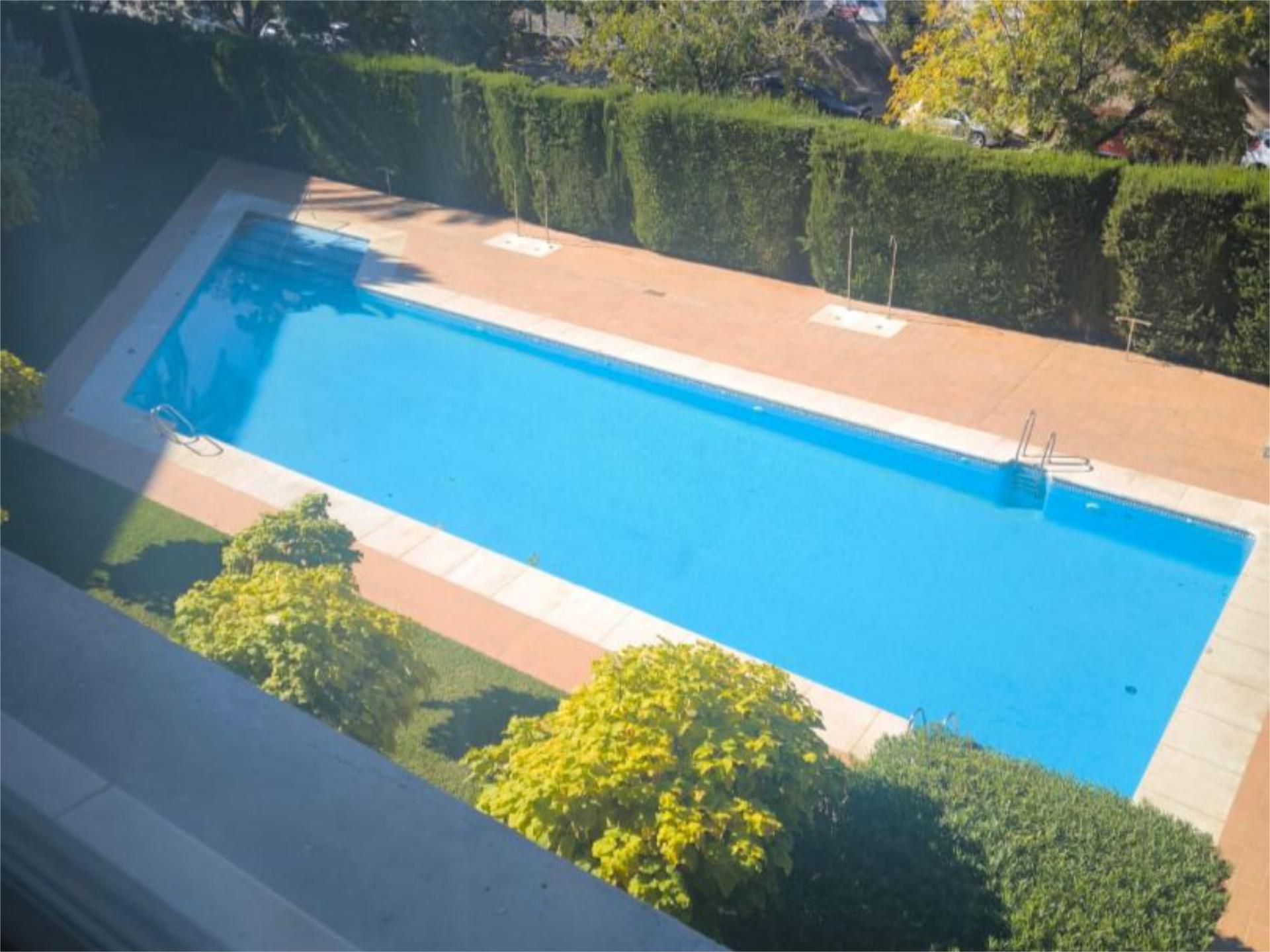 Piscina de Piso de alquiler en  Córdoba Capital con Aire acondicionado, Calefacción y Jardín privado