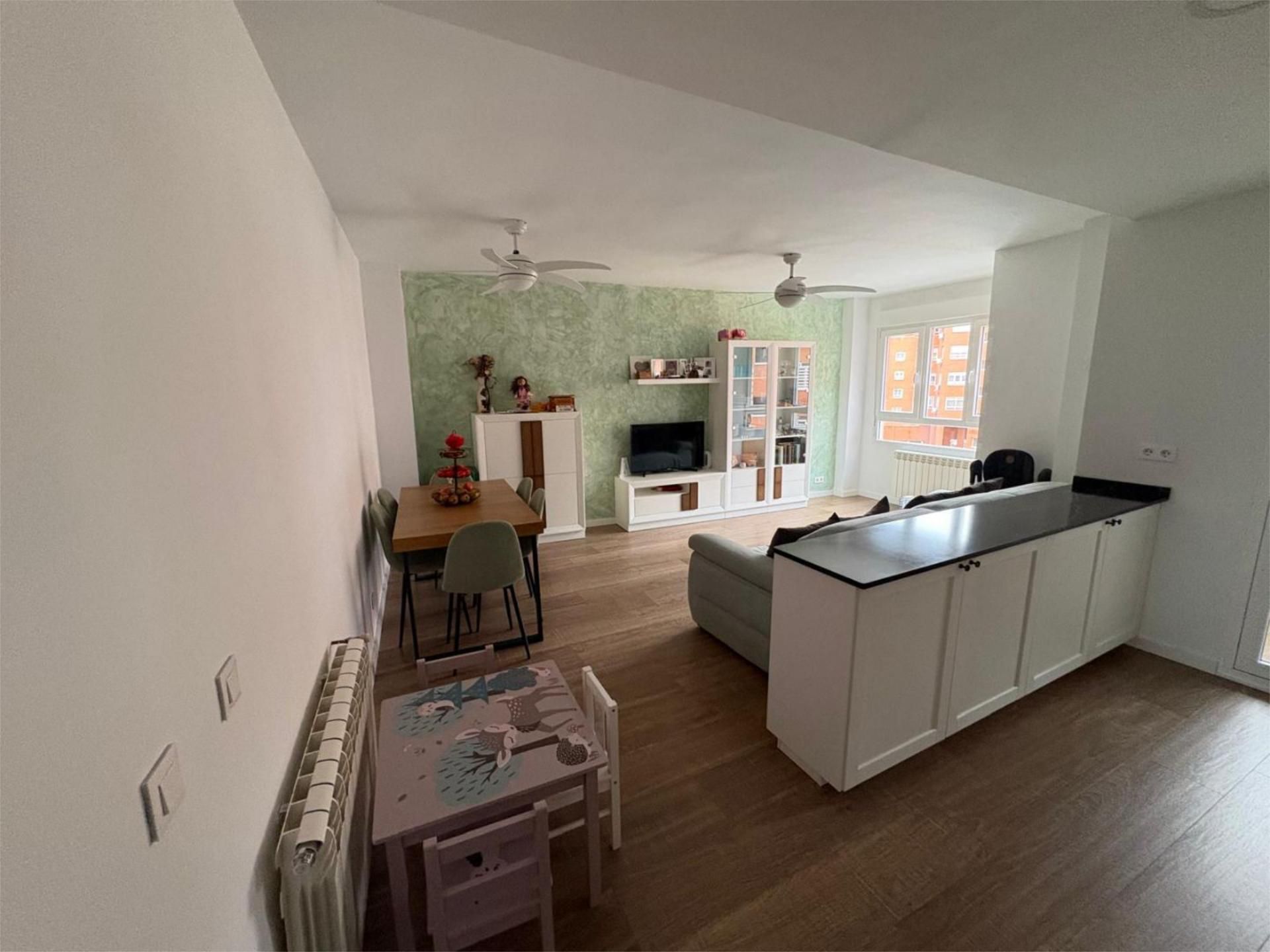 Living room of Flat for sale in  Madrid Capital  with Terrace and Swimming Pool