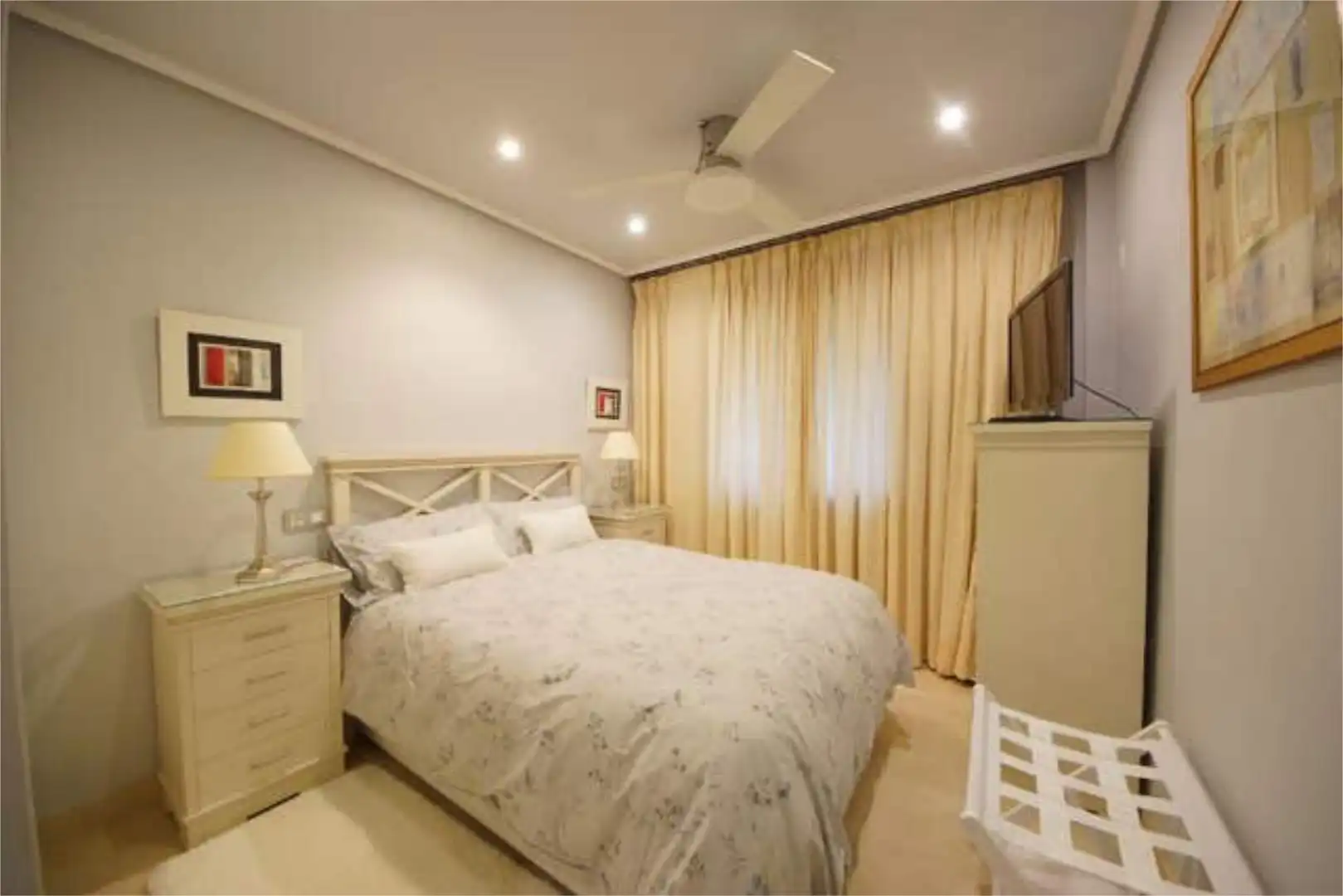 Apartamento en venta en Los Arqueros - Puerto del Almendro Habitación de Apartamento en venta en Benahavís con Terraza y Piscina