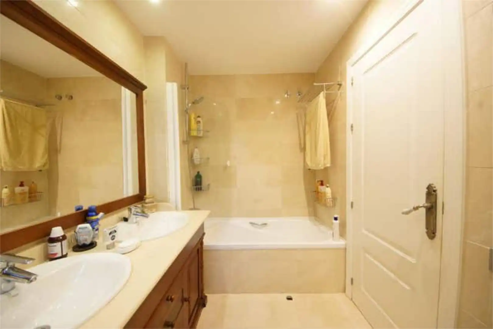 Apartamento en venta en Los Arqueros - Puerto del Almendro Baño de Apartamento en venta en Benahavís con Terraza y Piscina