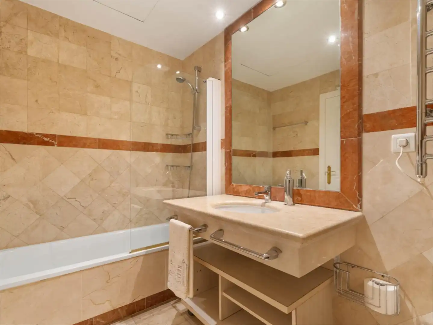 Piso en venta en Avenida Piedramar, 2, Nagüeles Alto Baño de Piso en venta en Marbella con Aire acondicionado, Terraza y Piscina